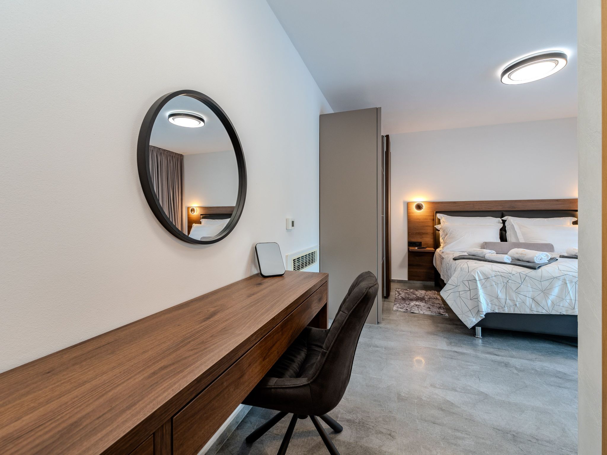 Royal 1-Image-tags.info