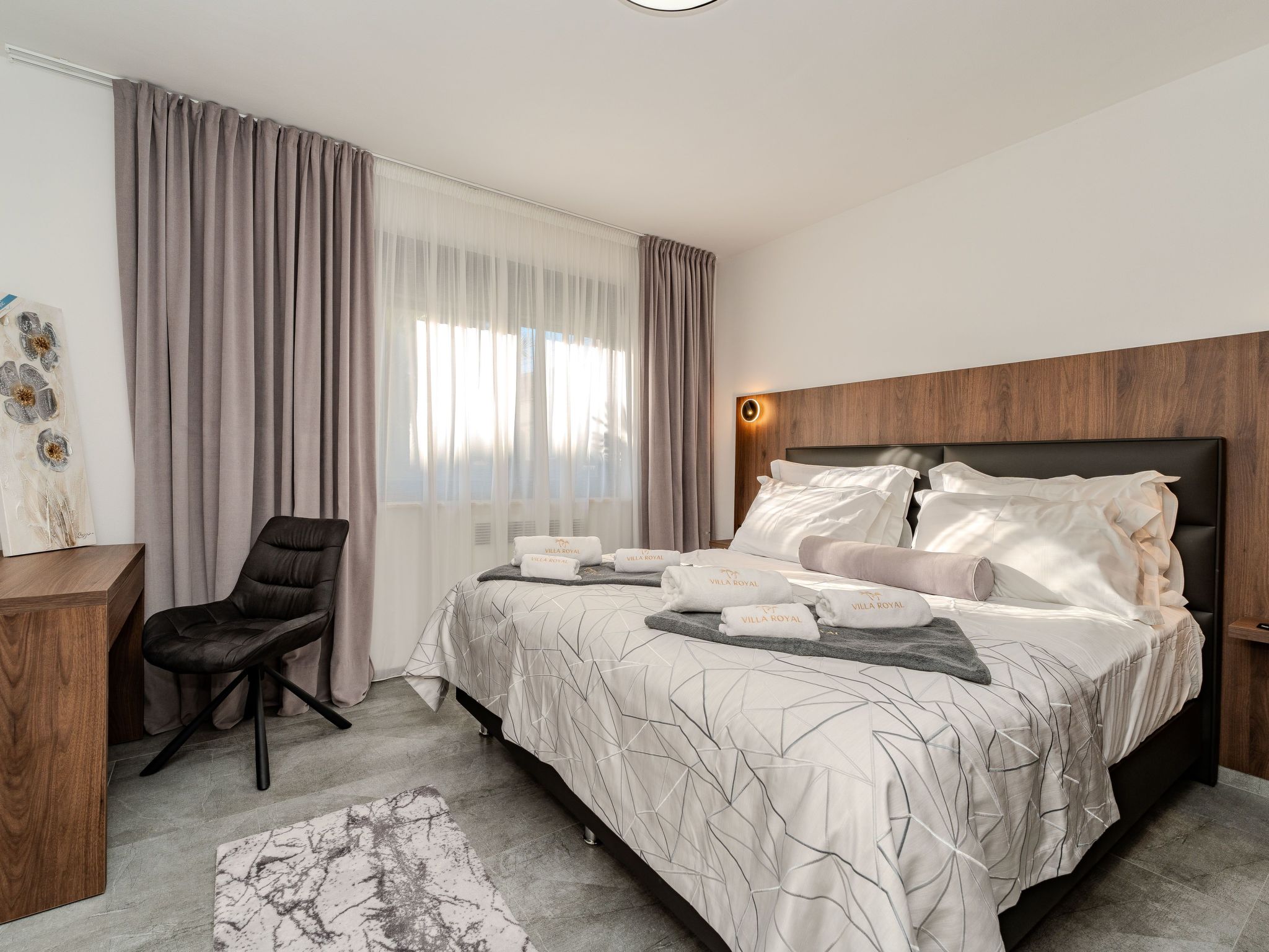 Royal 1-Image-tags.info