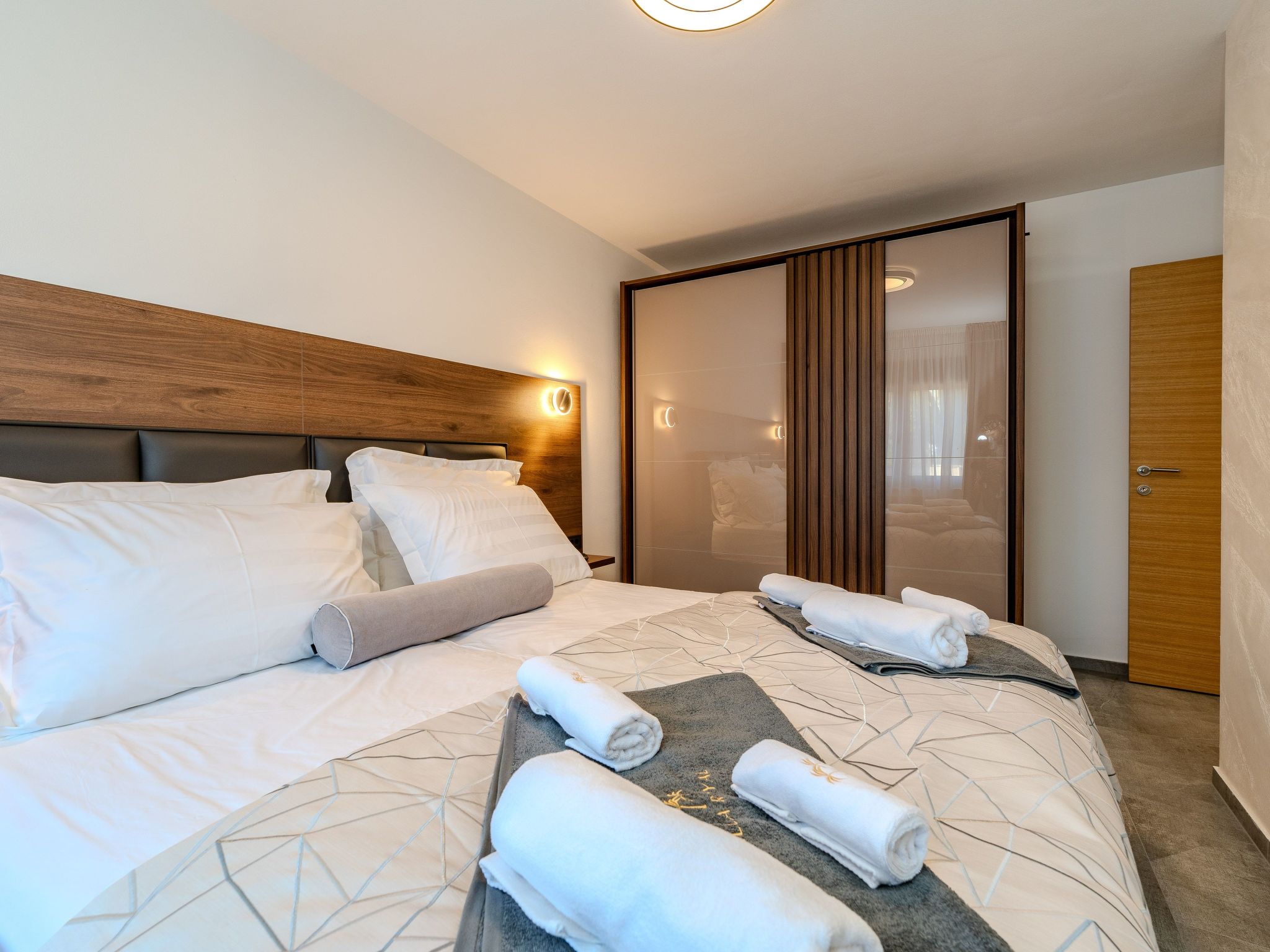 Royal 1-Image-tags.info