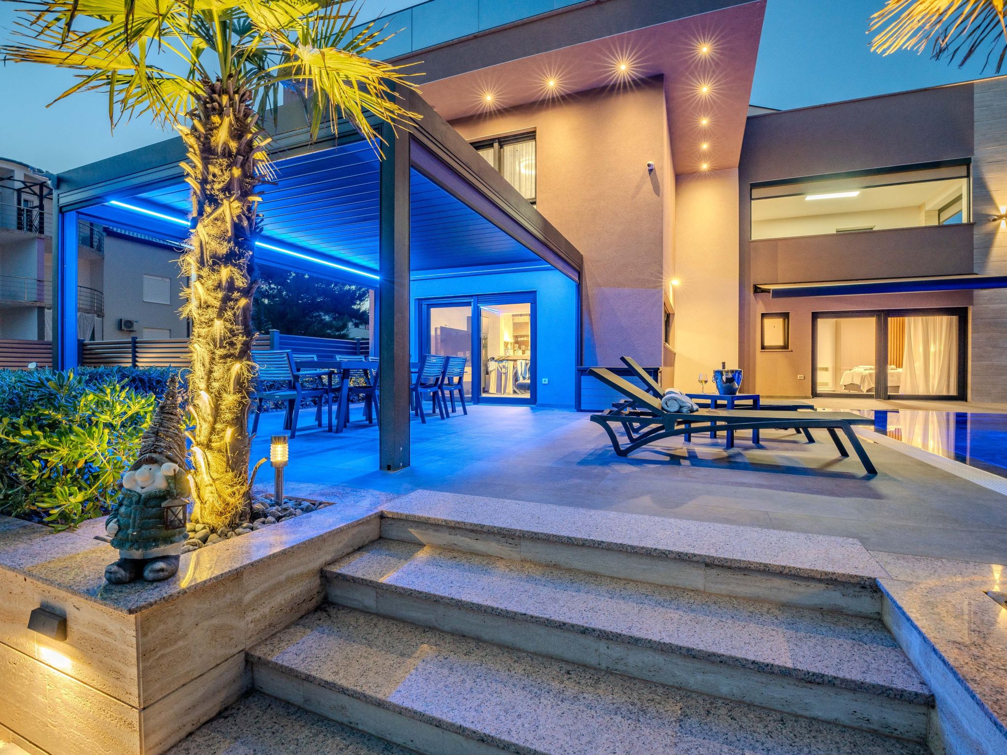 Royal 1-Image-tags.info