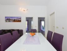 Knusse vakantiewoning met terrassen aan het bos, 300m van zee in Vir - thumbnail 4