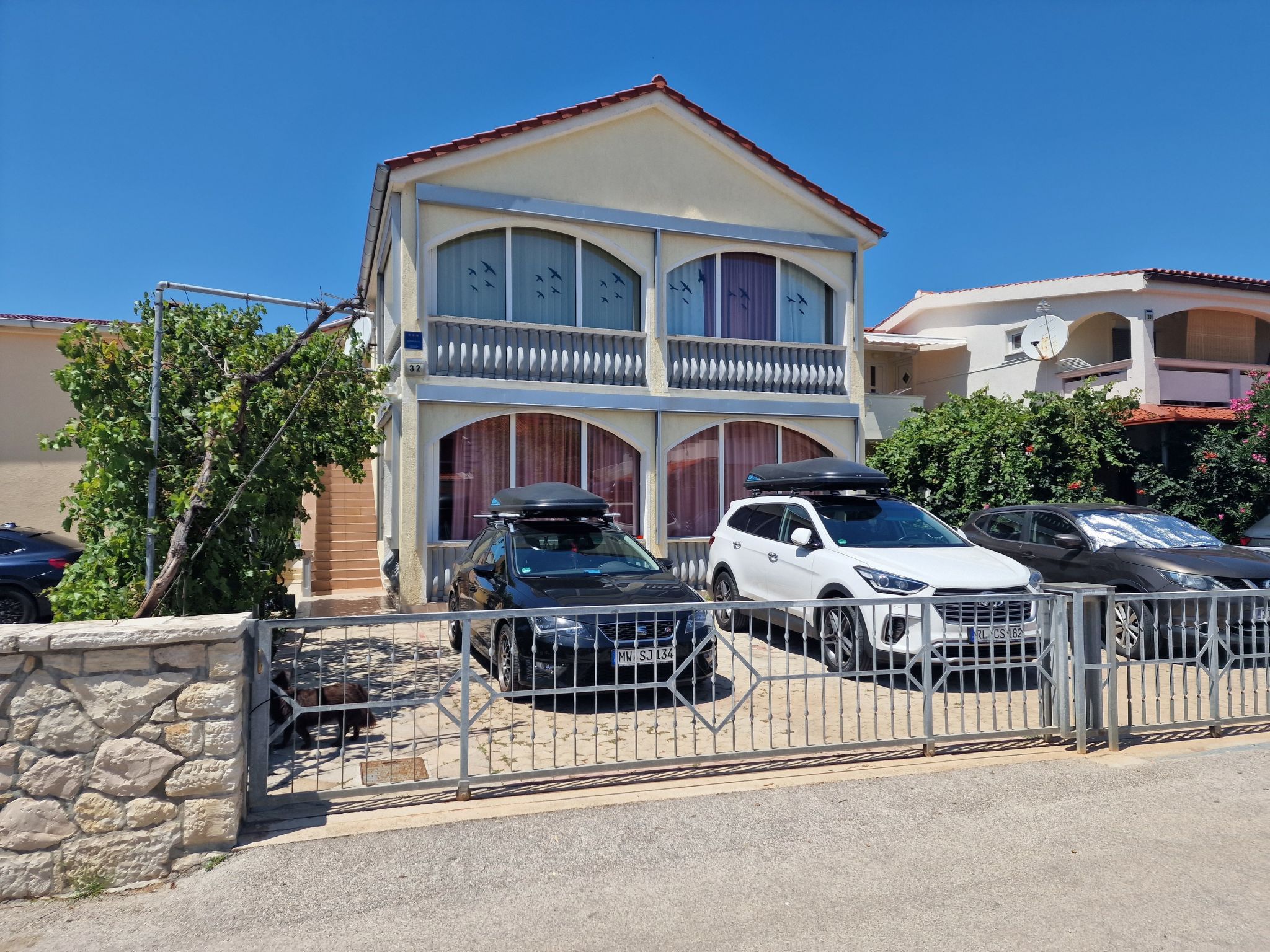 Discover your perfect holiday destination for a stay with friends and acquaintances: A spacious holiday home with 180 m² of living space, surrounded by the picturesque backdrop of the sea and mountai..