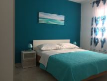 Ruime vakantiewoning met ommuurde tuin op 800 meter van zee in Vir - thumbnail 1