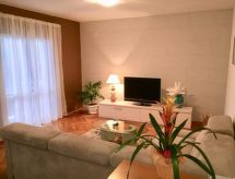 Ruime vakantiewoning met ommuurde tuin op 800 meter van zee in Vir - thumbnail 2