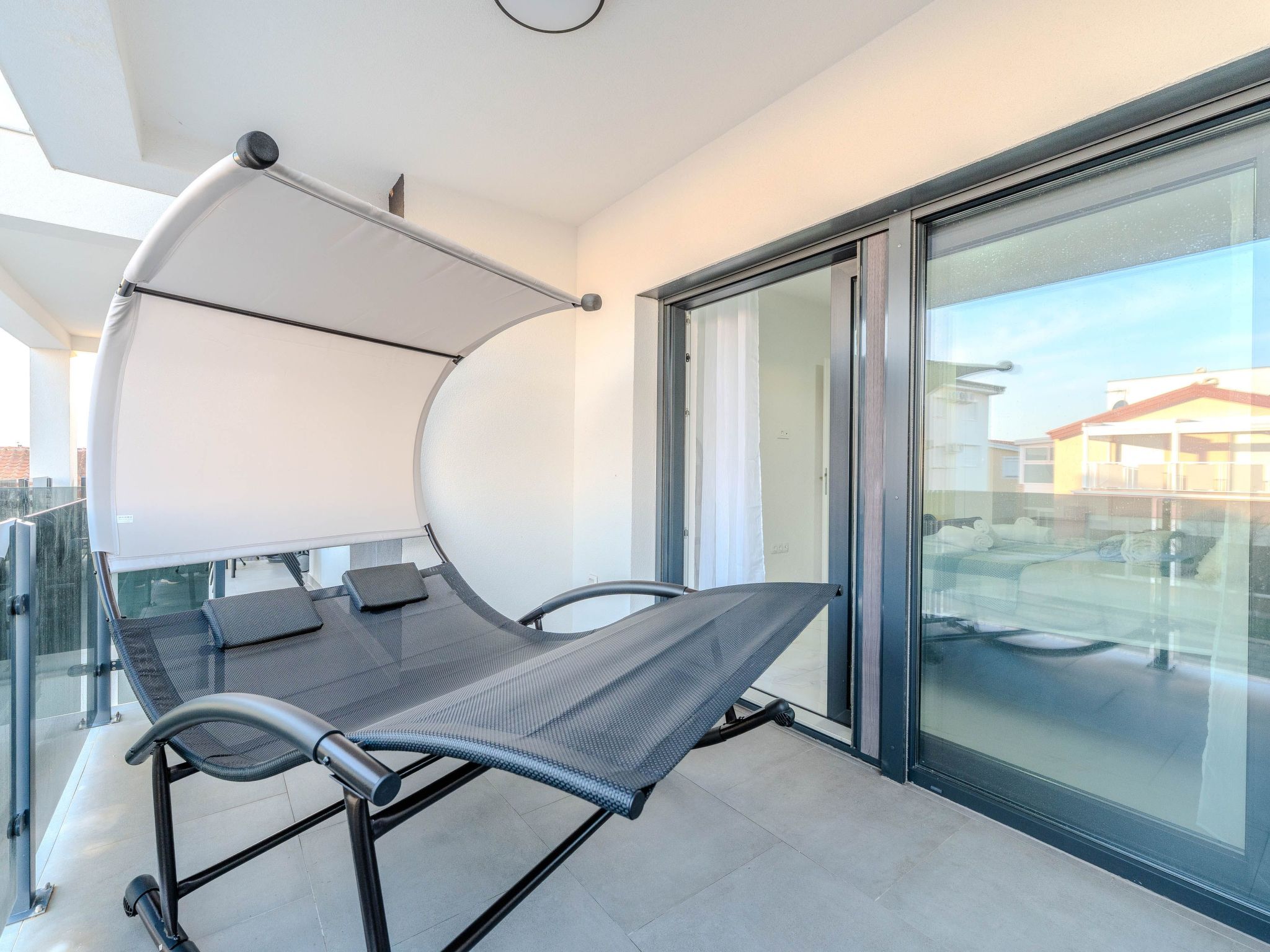 Apartment Midi-Dedans