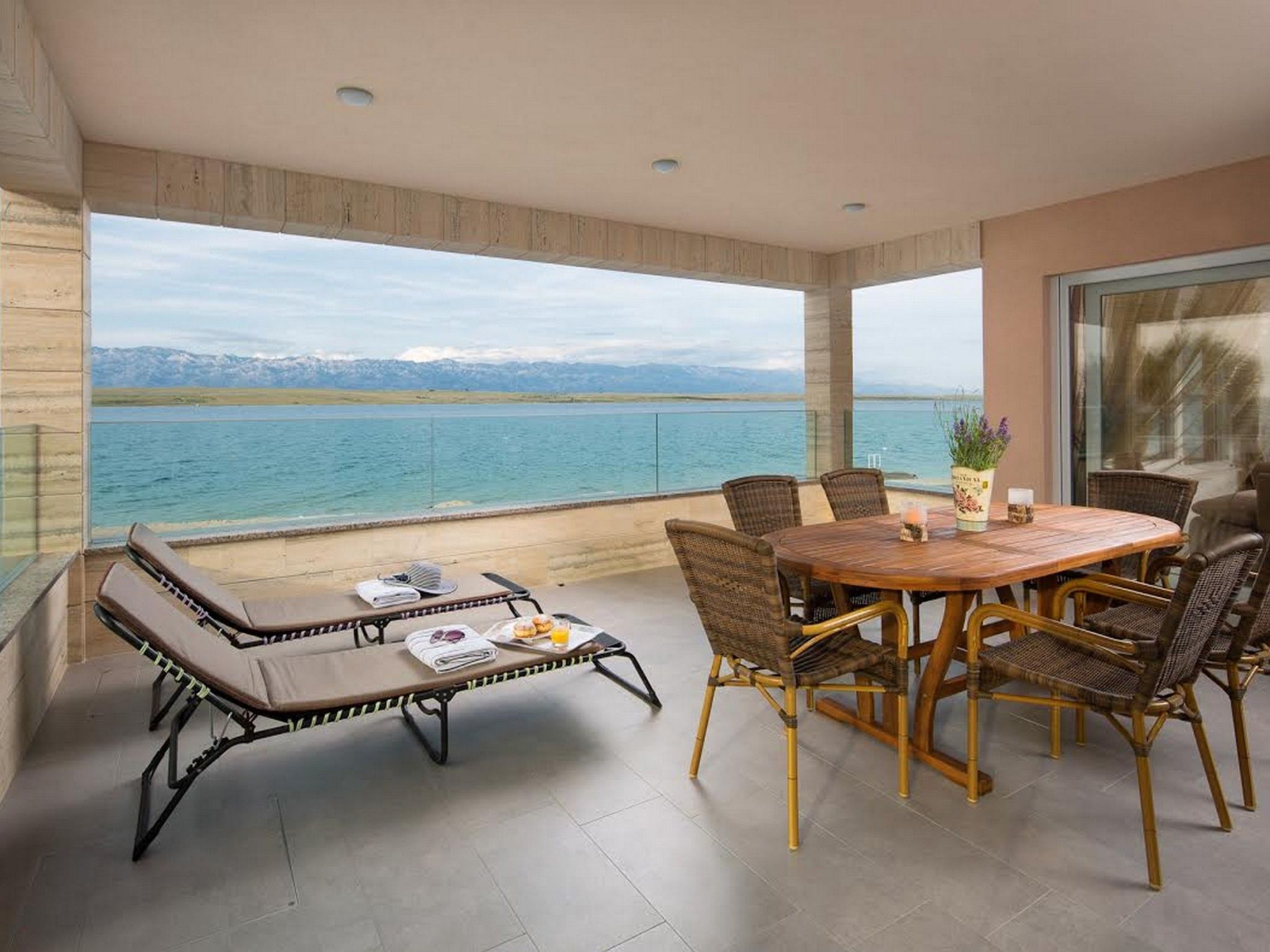 Apartment Vista Royal 1