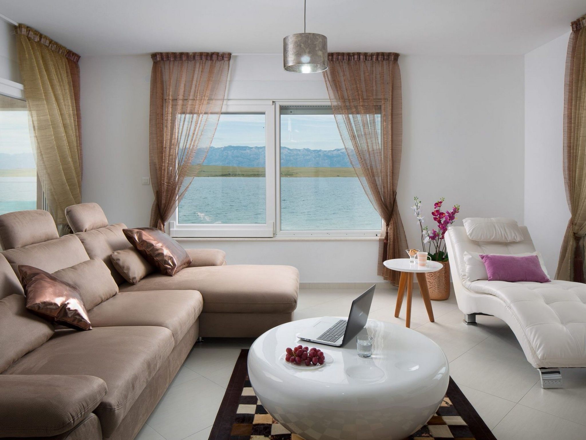 Apartment Vista Royal 1