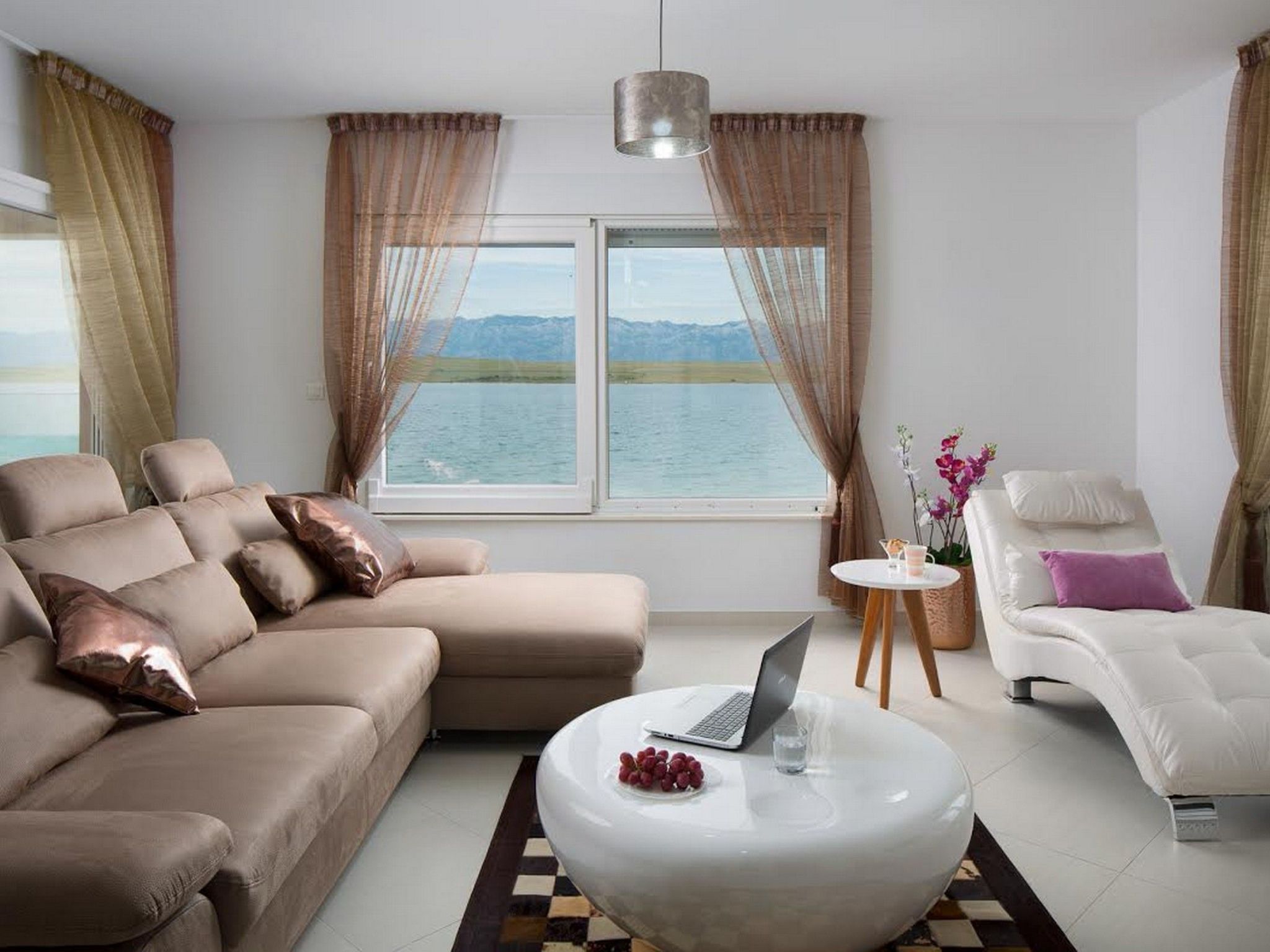 Apartment Vista Royal 1