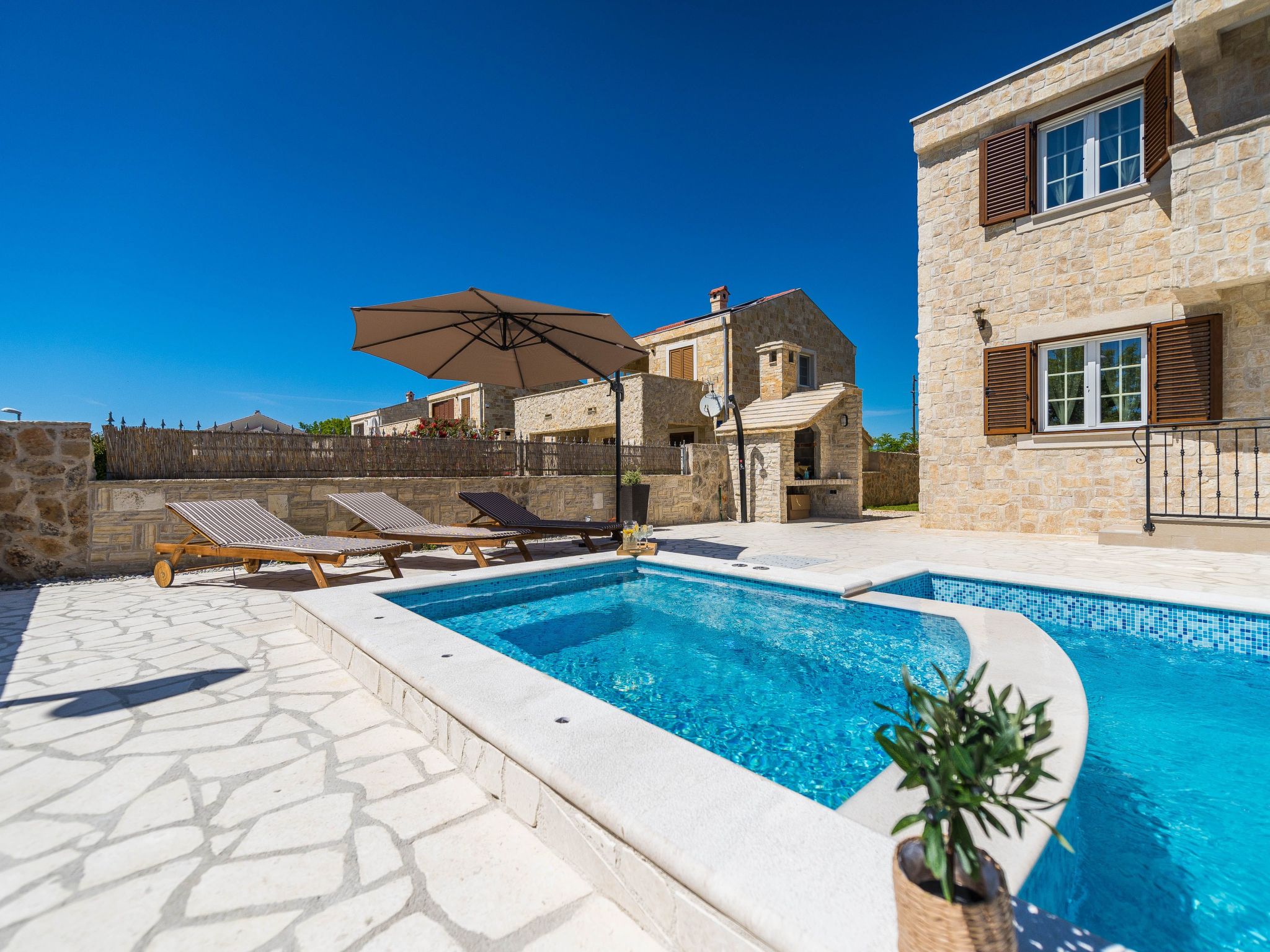 Neue Steinvilla mit beheiztem Pool in Strandnähe