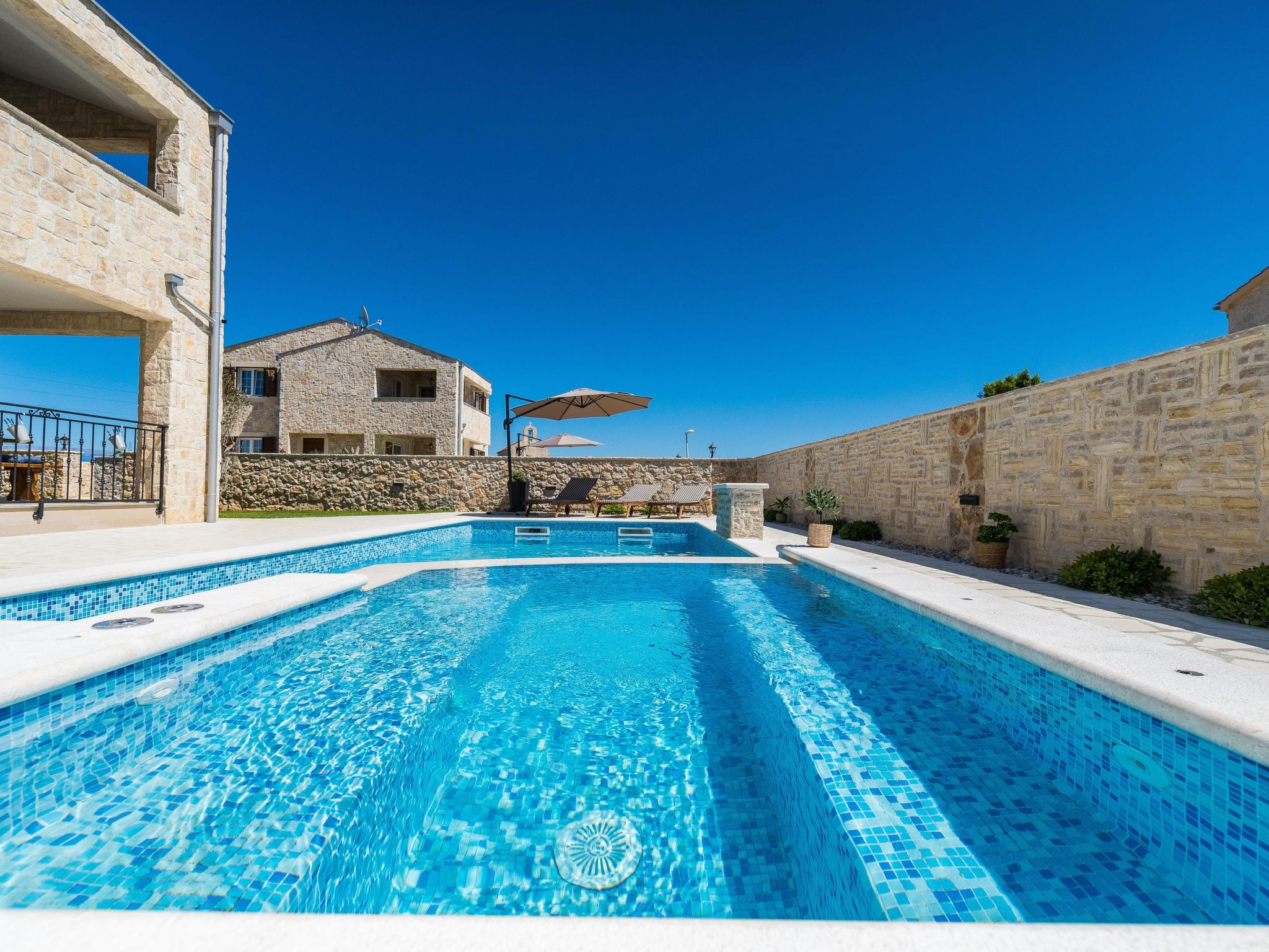 Neue Steinvilla mit beheiztem Pool in Strandnähe-Image-tags.info