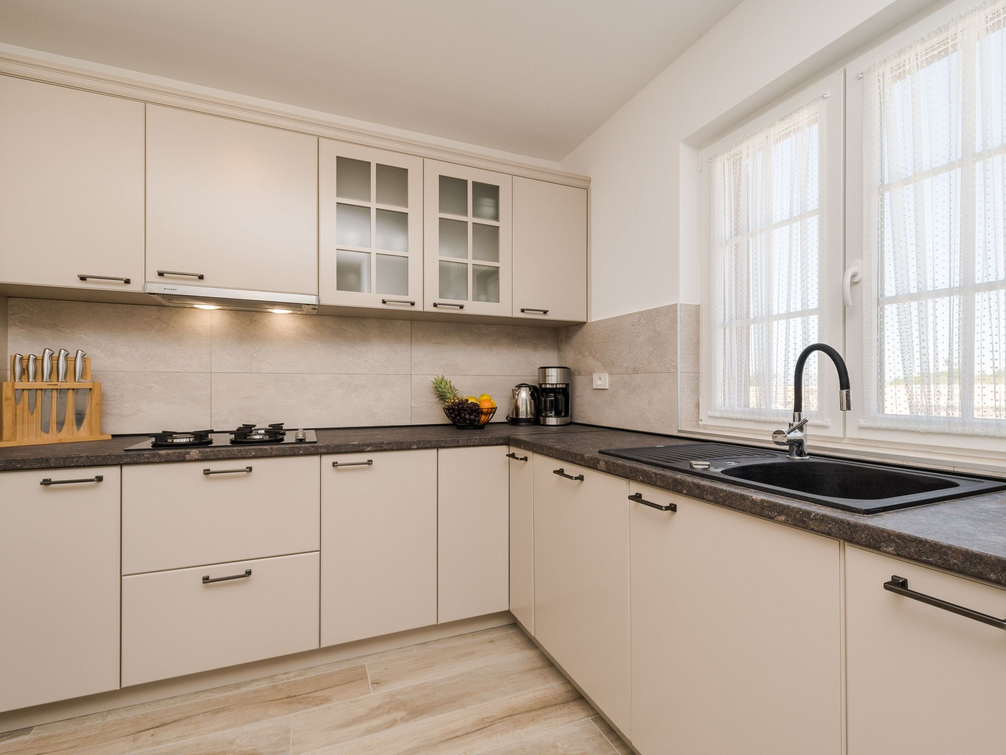 Neue Steinvilla mit beheiztem Pool in Strandnähe-Image-tags.info