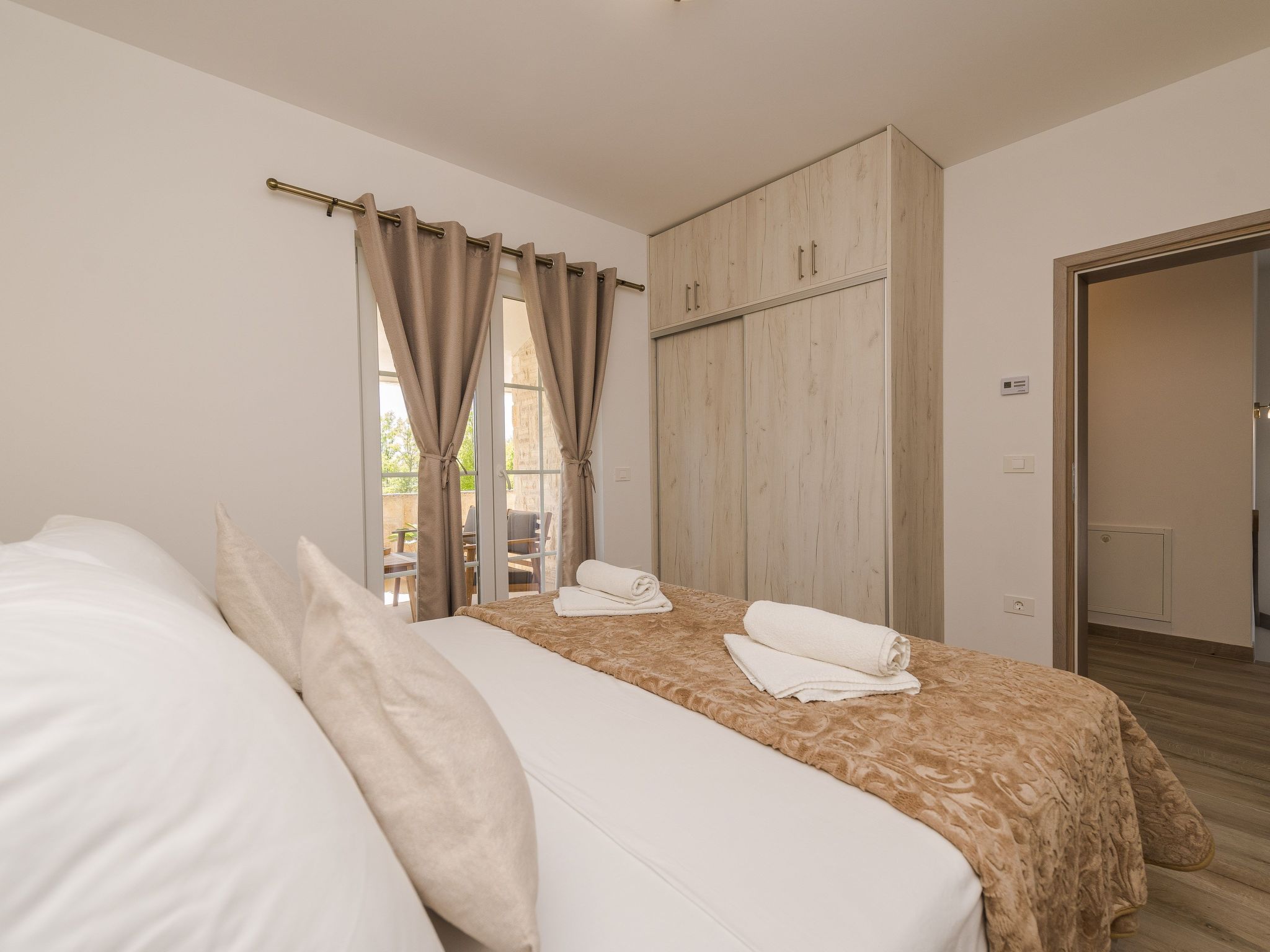 Neue Steinvilla mit beheiztem Pool in Strandnähe-Image-tags.info