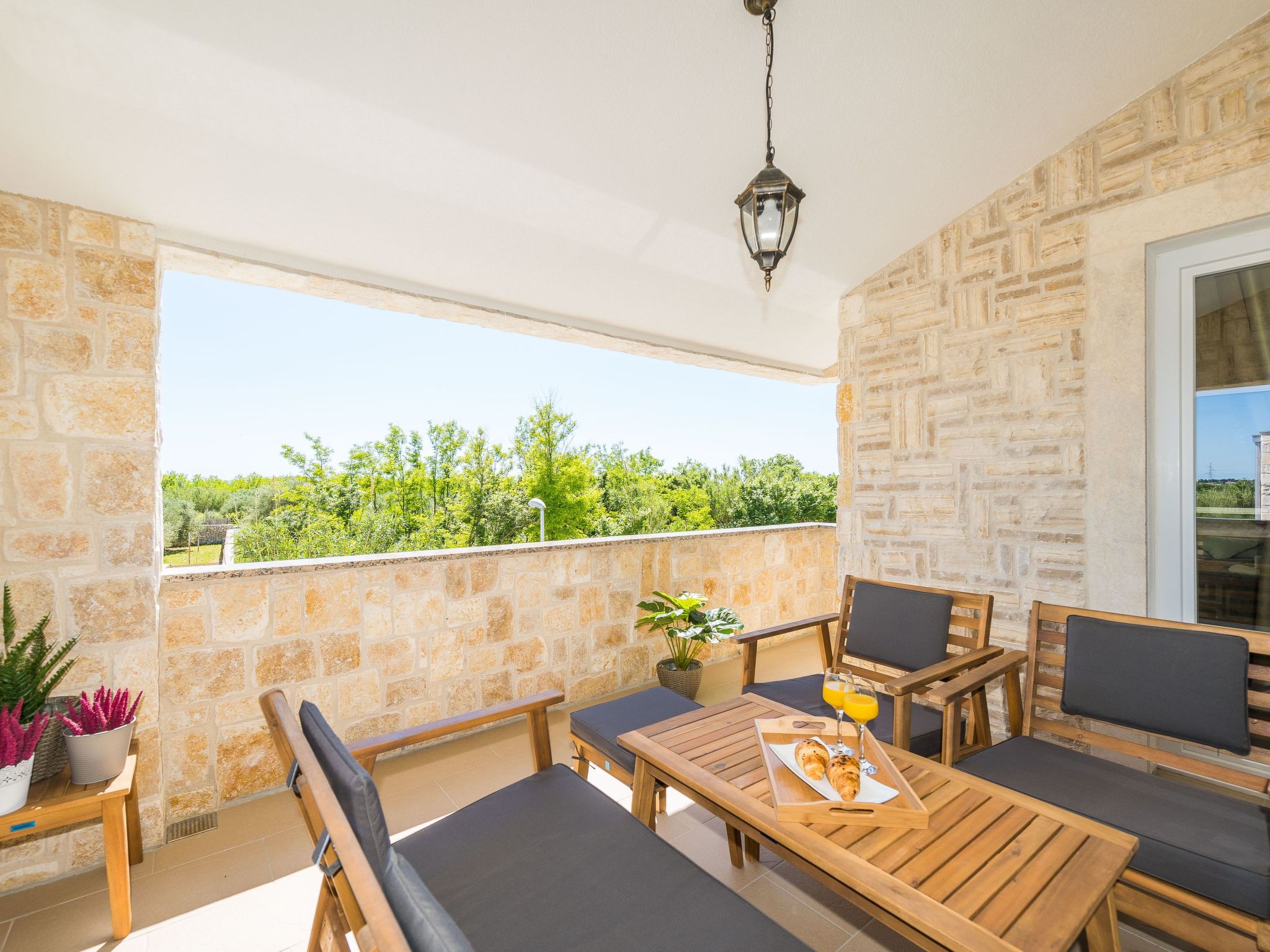 Neue Steinvilla mit beheiztem Pool in Strandnähe-Image-tags.info