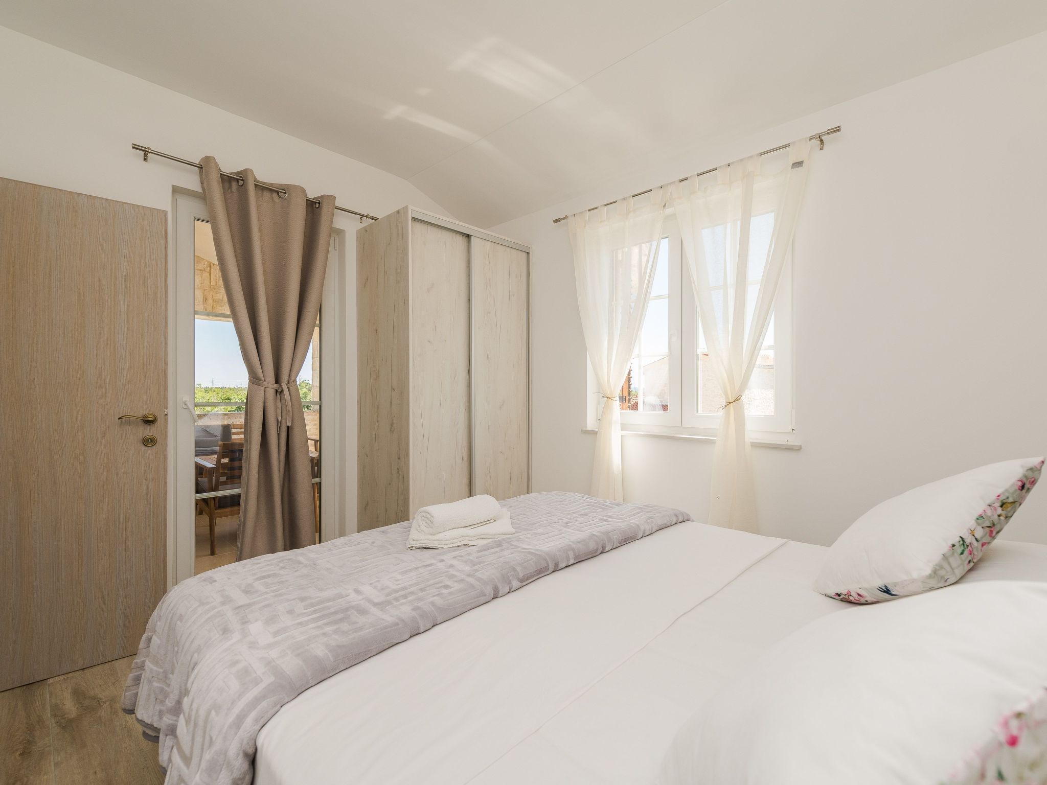 Neue Steinvilla mit beheiztem Pool in Strandnähe-Image-tags.info