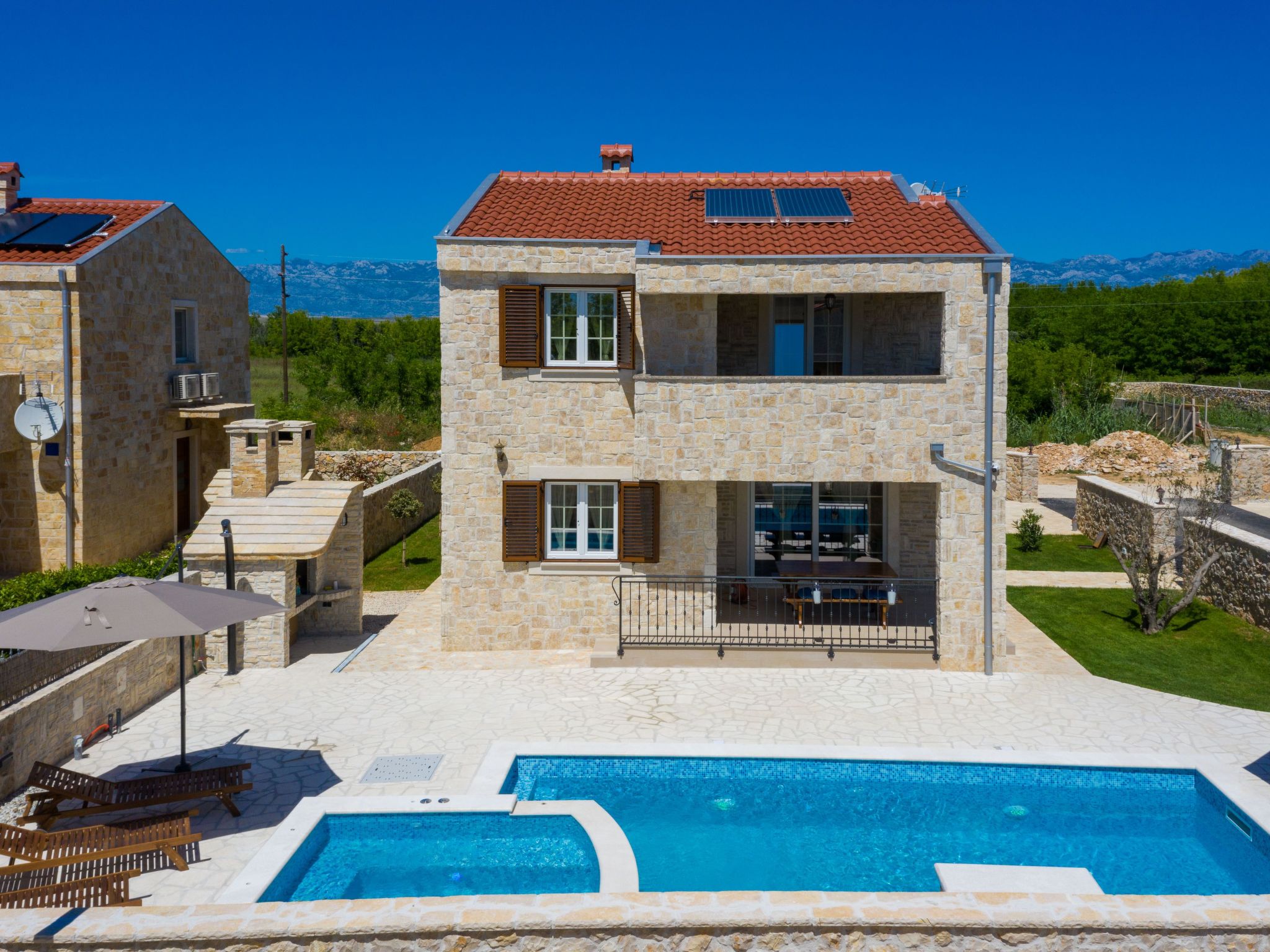 Neue Steinvilla mit beheiztem Pool in Strandnähe-Image-tags.info