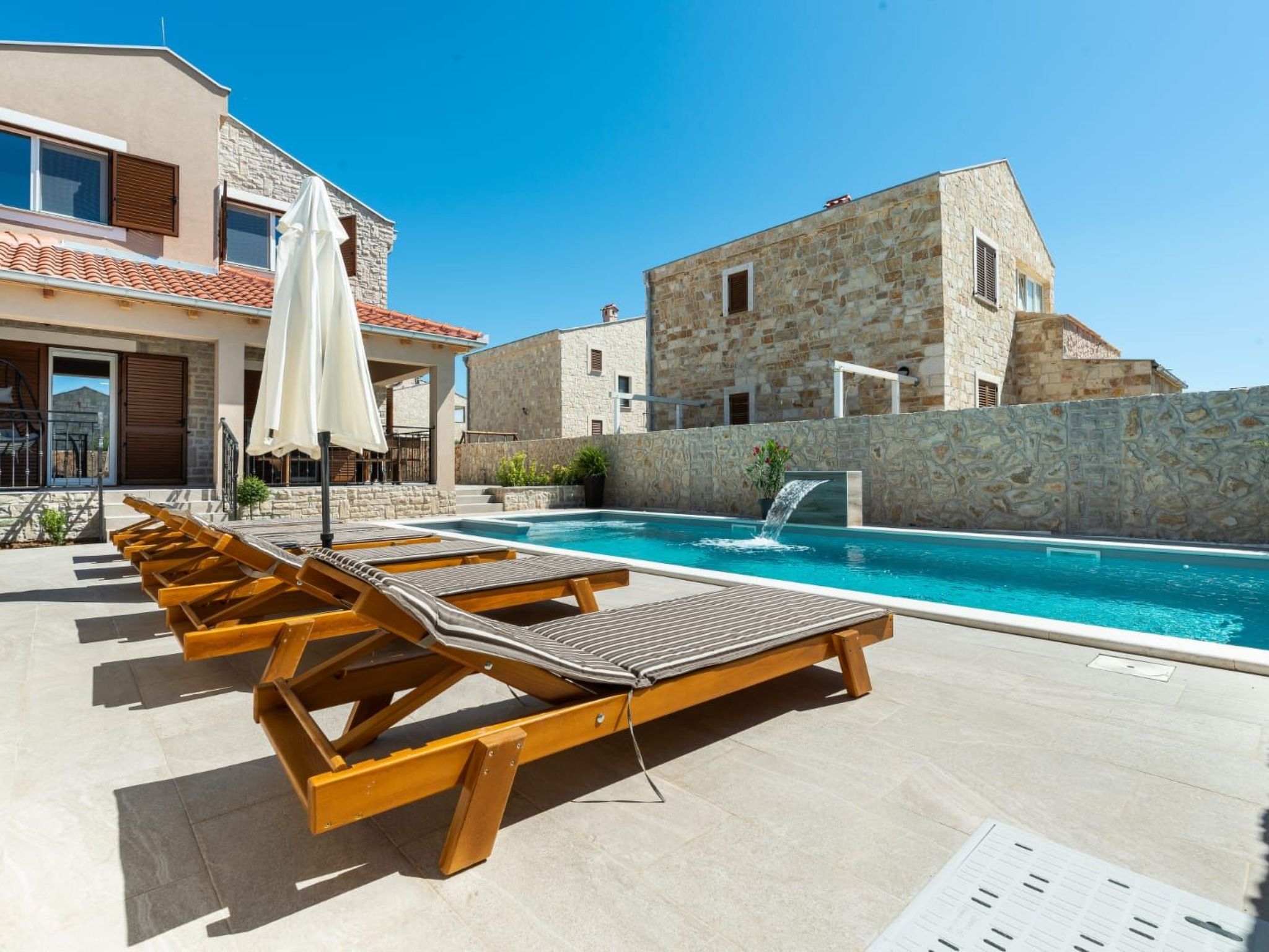 Romantische Villa mit Pool und Sauna, in Strandnähe