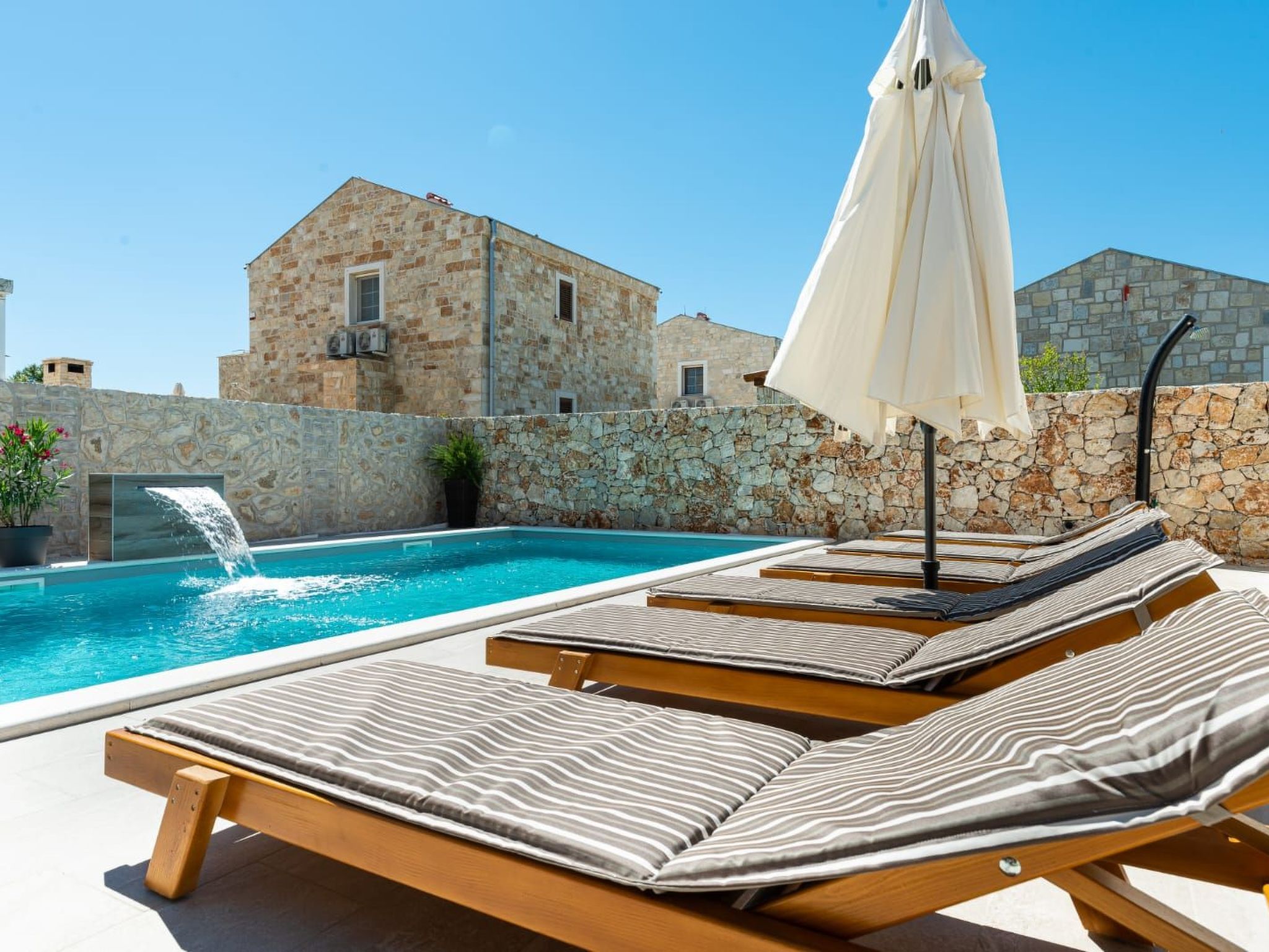 Romantische Villa mit Pool und Sauna, in Strandnähe-Image-tags.info