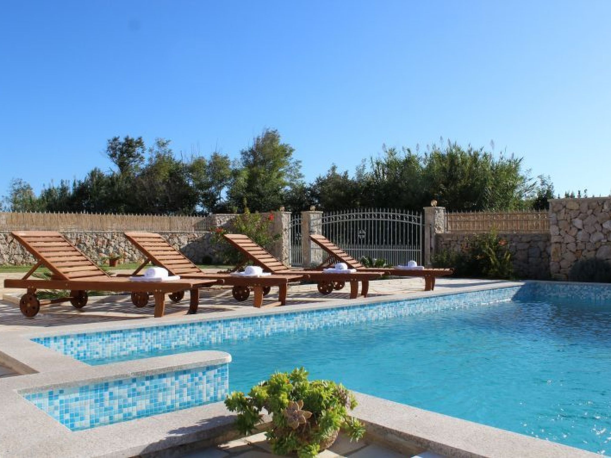 Steinvilla mit Pool, Meerblick, Nähe Sandstrand-Image-tags.info