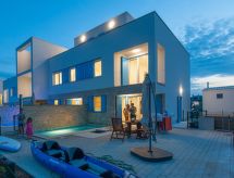 Strandvilla "Miri Olive" mit beheiztem Pool