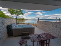 Villa Miri Palme: Luxe villa aan zee met jacuzzi in Privlaka - thumbnail 1