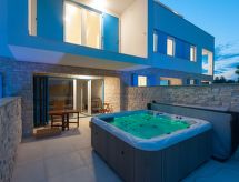 Villa Miri Palme: Luxe villa aan zee met jacuzzi in Privlaka - thumbnail 2