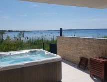 Villa Miri Palme: Luxe villa aan zee met jacuzzi in Privlaka - thumbnail 3
