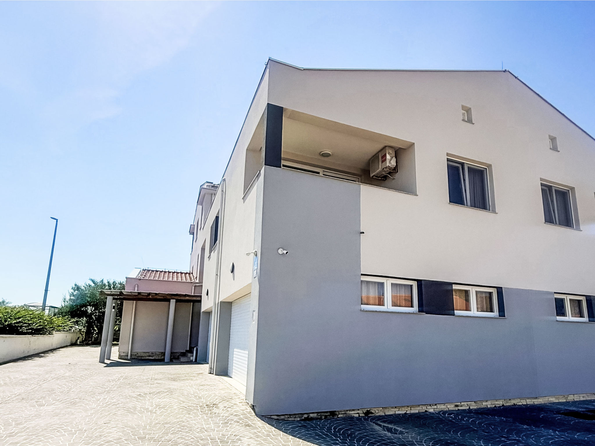 "Mare 05 Privlaka", appartement 3-kamers 85 m2. Woonkamer met 1 2-pers divanbed en TV. 1 kamer met 1 2-pers bed. 1 kamer met 1 2-pers bed. Keuken (oven, 4 inductiekookplaten, waterkoker, magnetron, di..