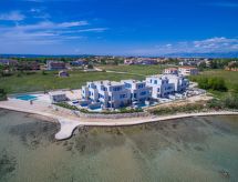 Strandvilla Miri Rose met privé verwarmd zwembad direct aan zee in Privlaka - thumbnail 2