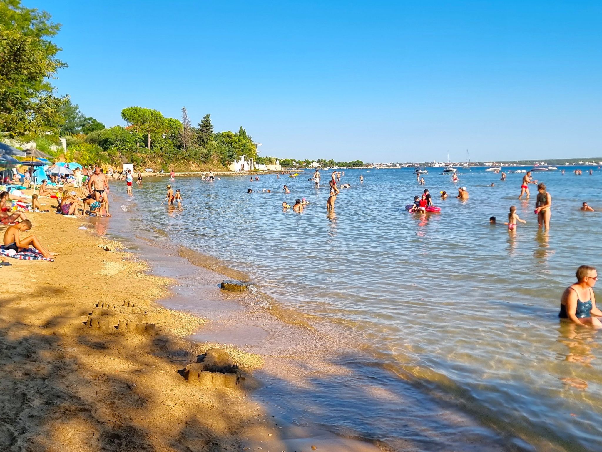Erdgeschoss-Ferienwohnung mit Garten und Pool-Dedans