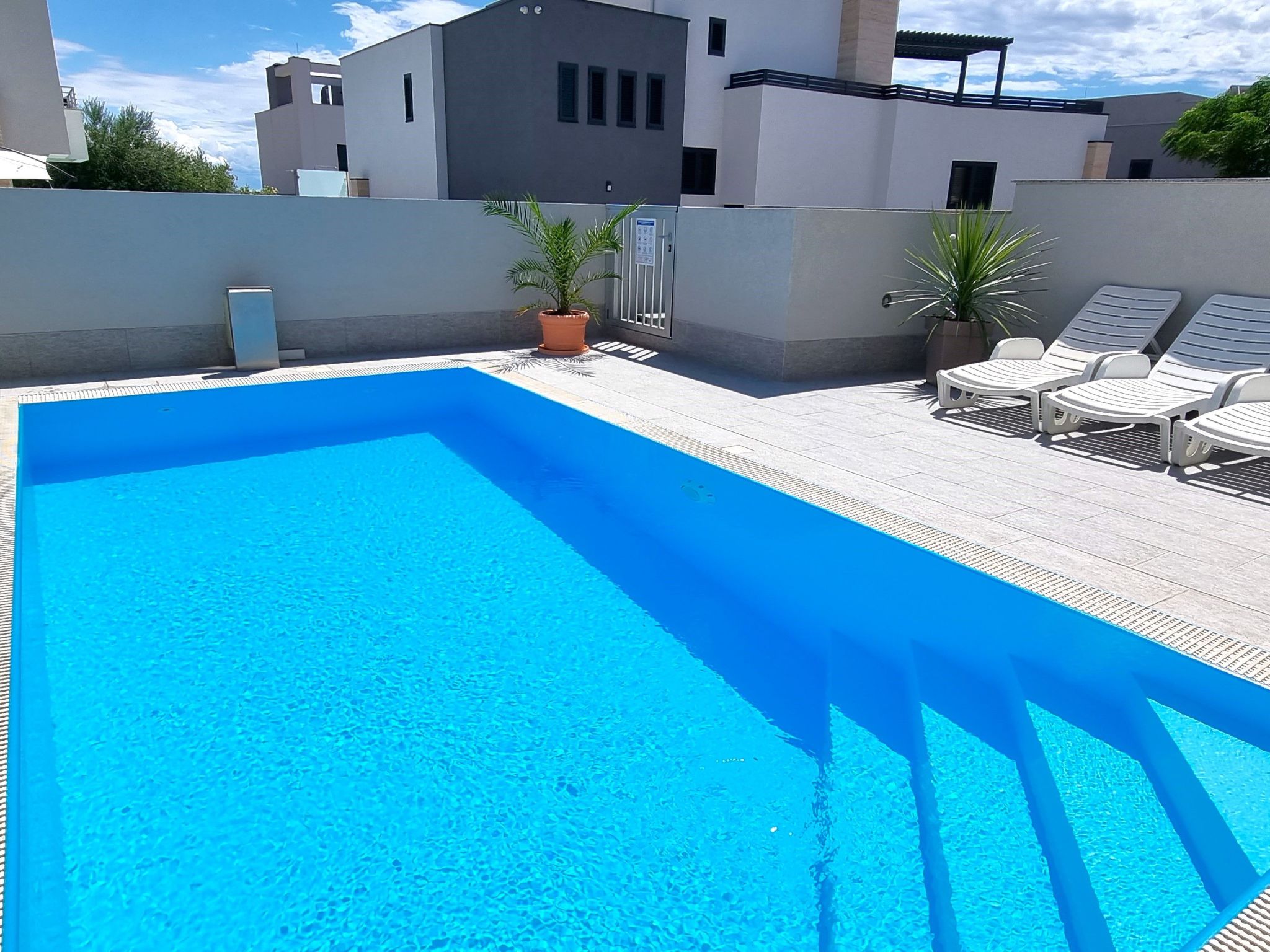 Erdgeschoss-Ferienwohnung mit Garten und Pool-Dedans