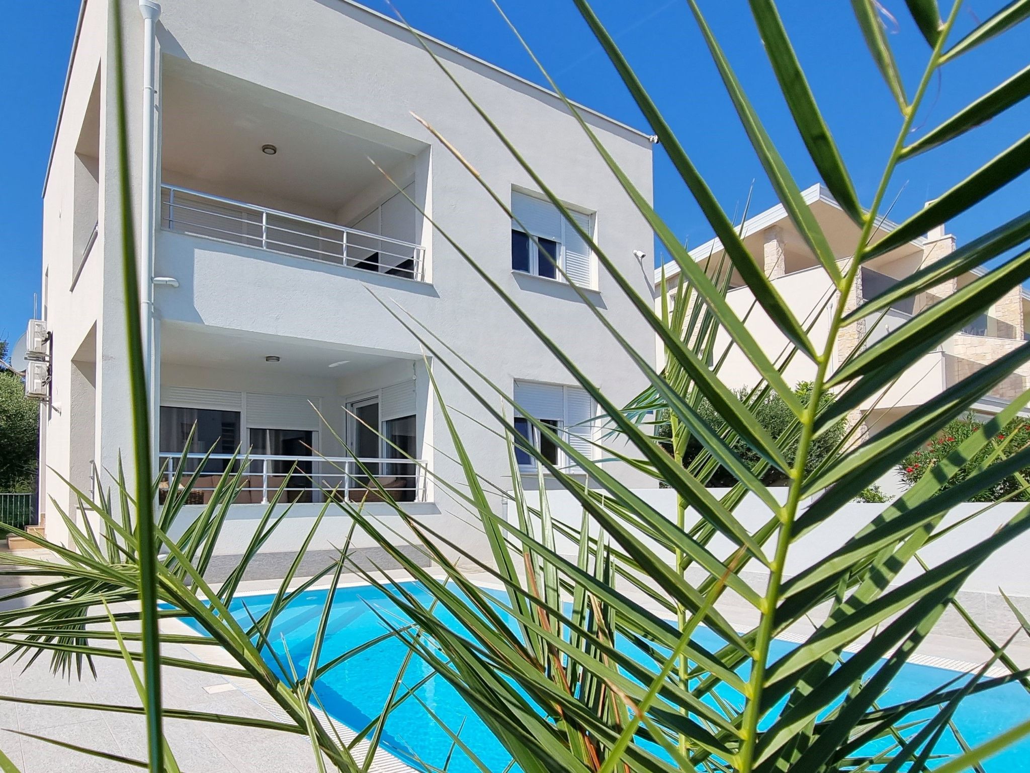 Erdgeschoss-Ferienwohnung mit Garten und Pool-Dedans