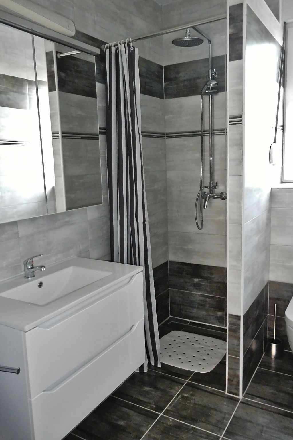 Erdgeschoss-Ferienwohnung mit Garten und Pool-Dedans