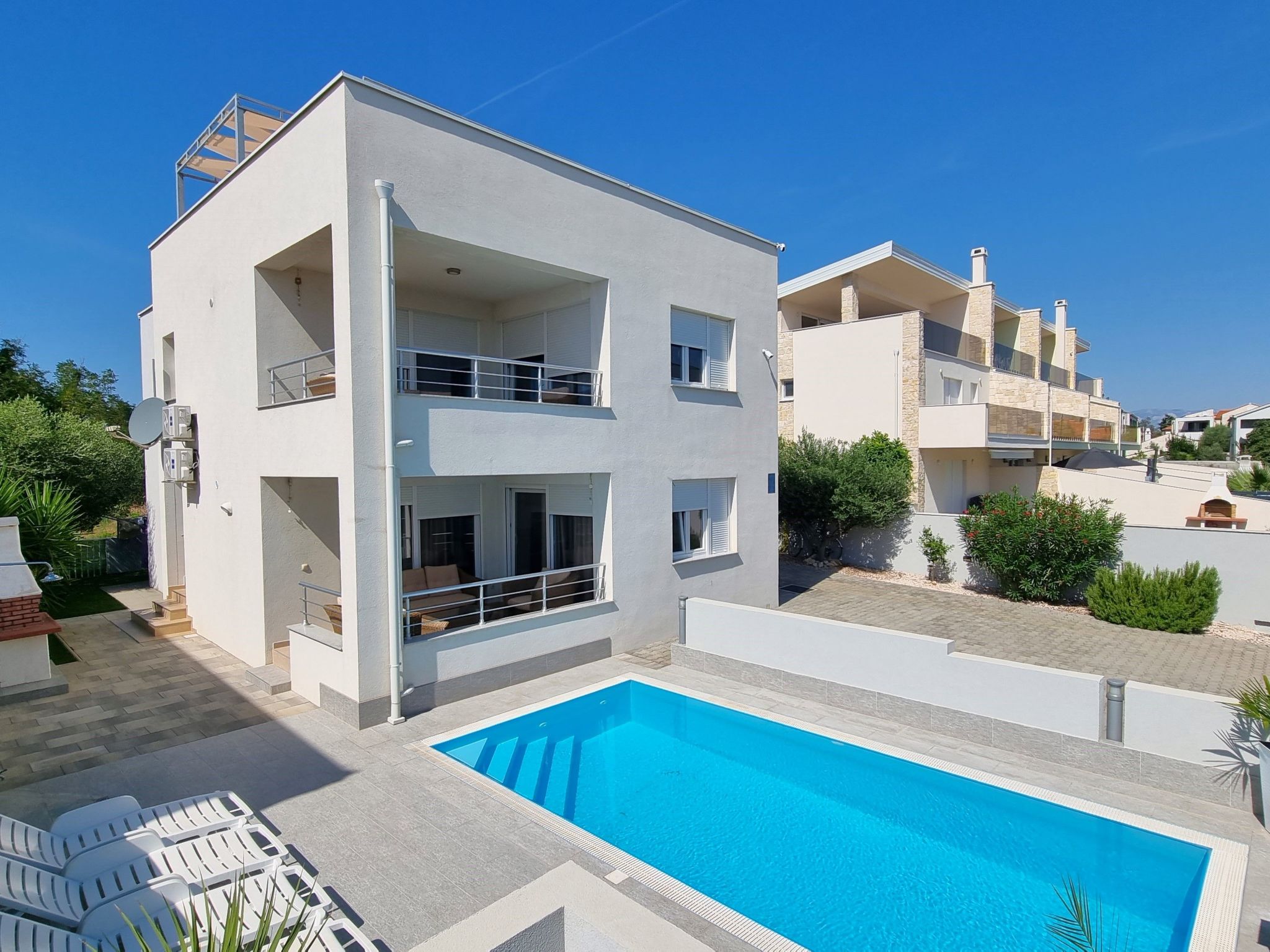 Erdgeschoss-Ferienwohnung mit Garten und Pool-Dedans