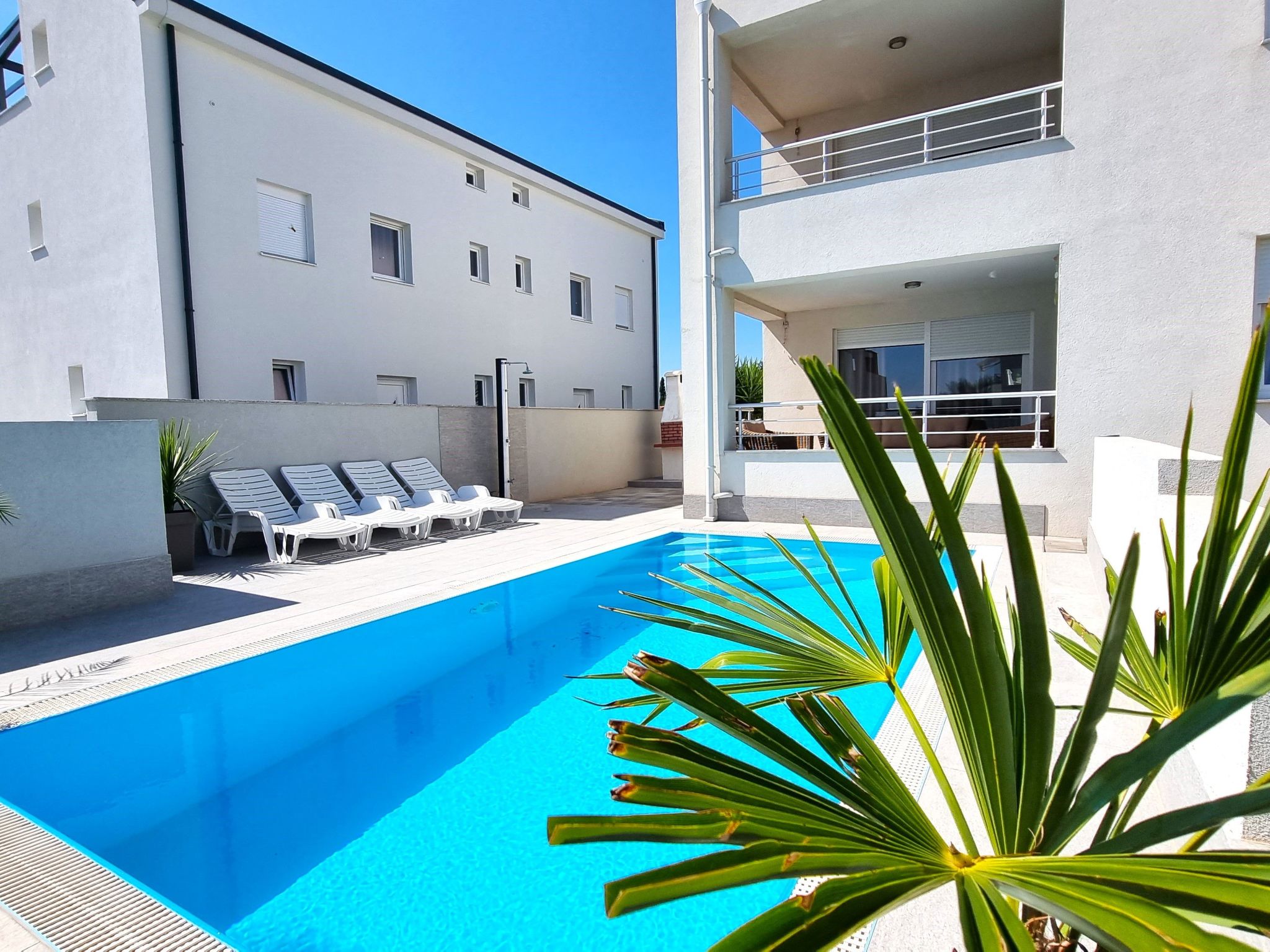 Erdgeschoss-Ferienwohnung mit Garten und Pool-Dedans