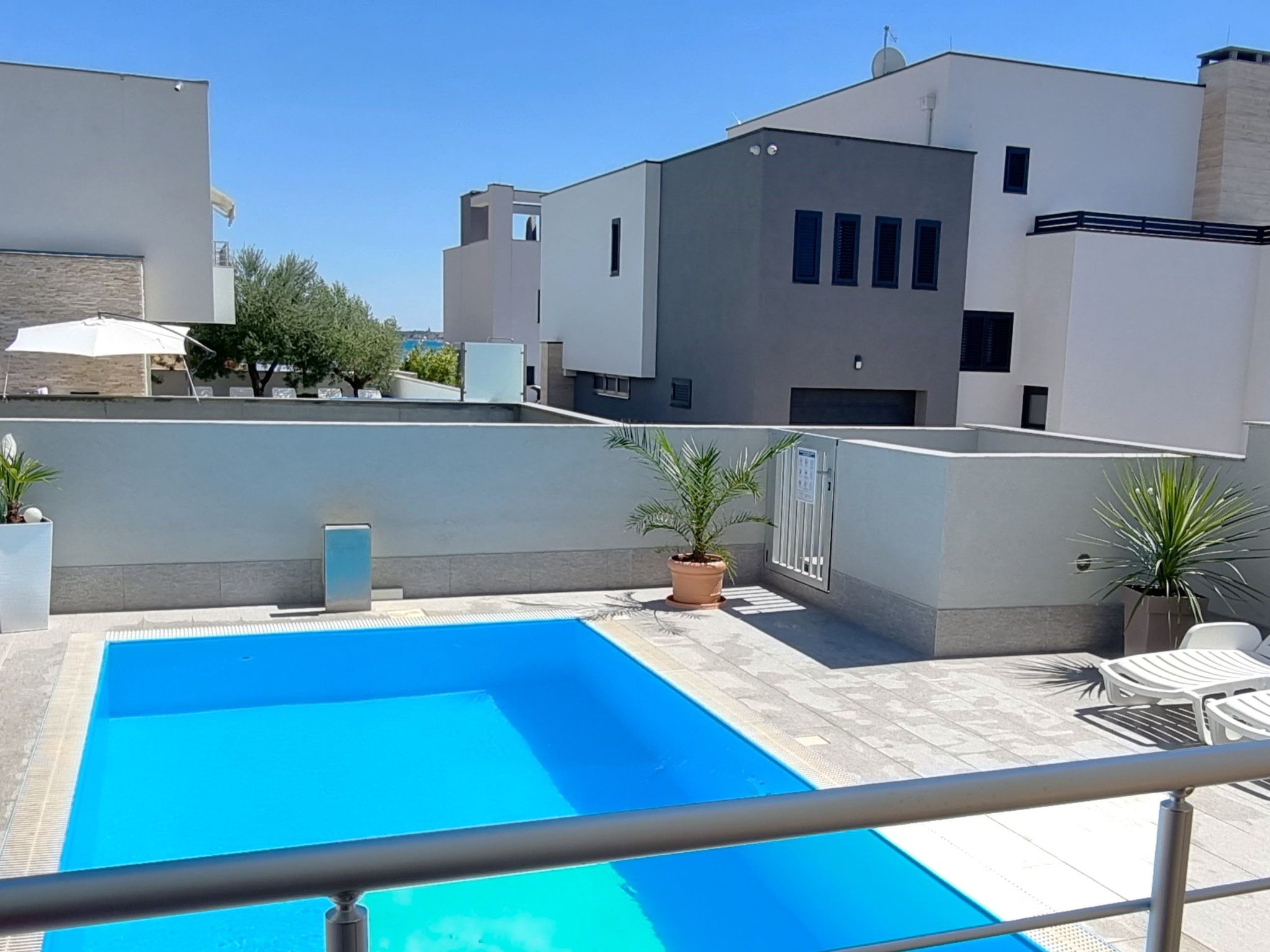 Erdgeschoss-Ferienwohnung mit Garten und Pool-Dedans