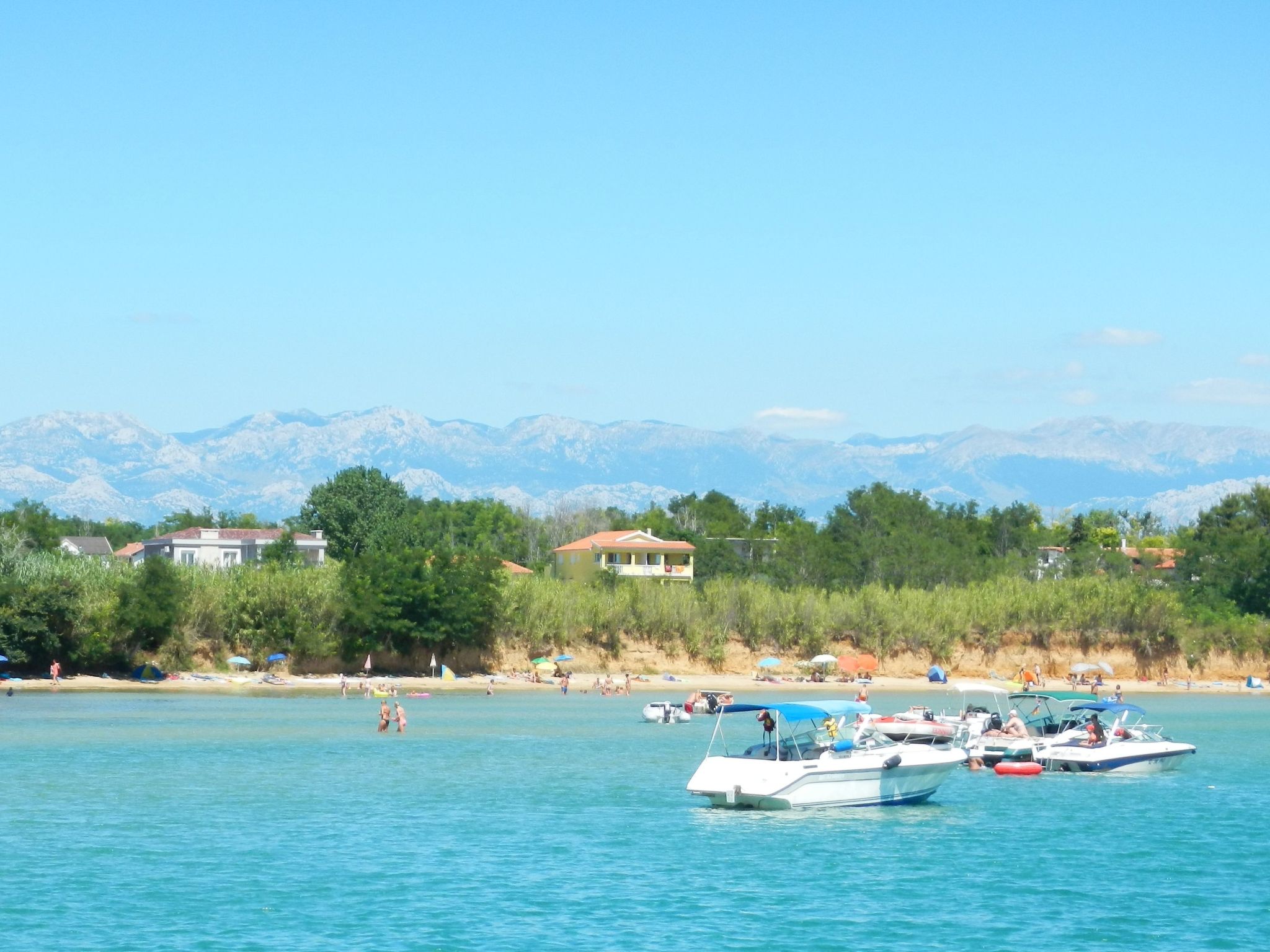 Erdgeschoss-Ferienwohnung mit Garten und Pool-Dedans