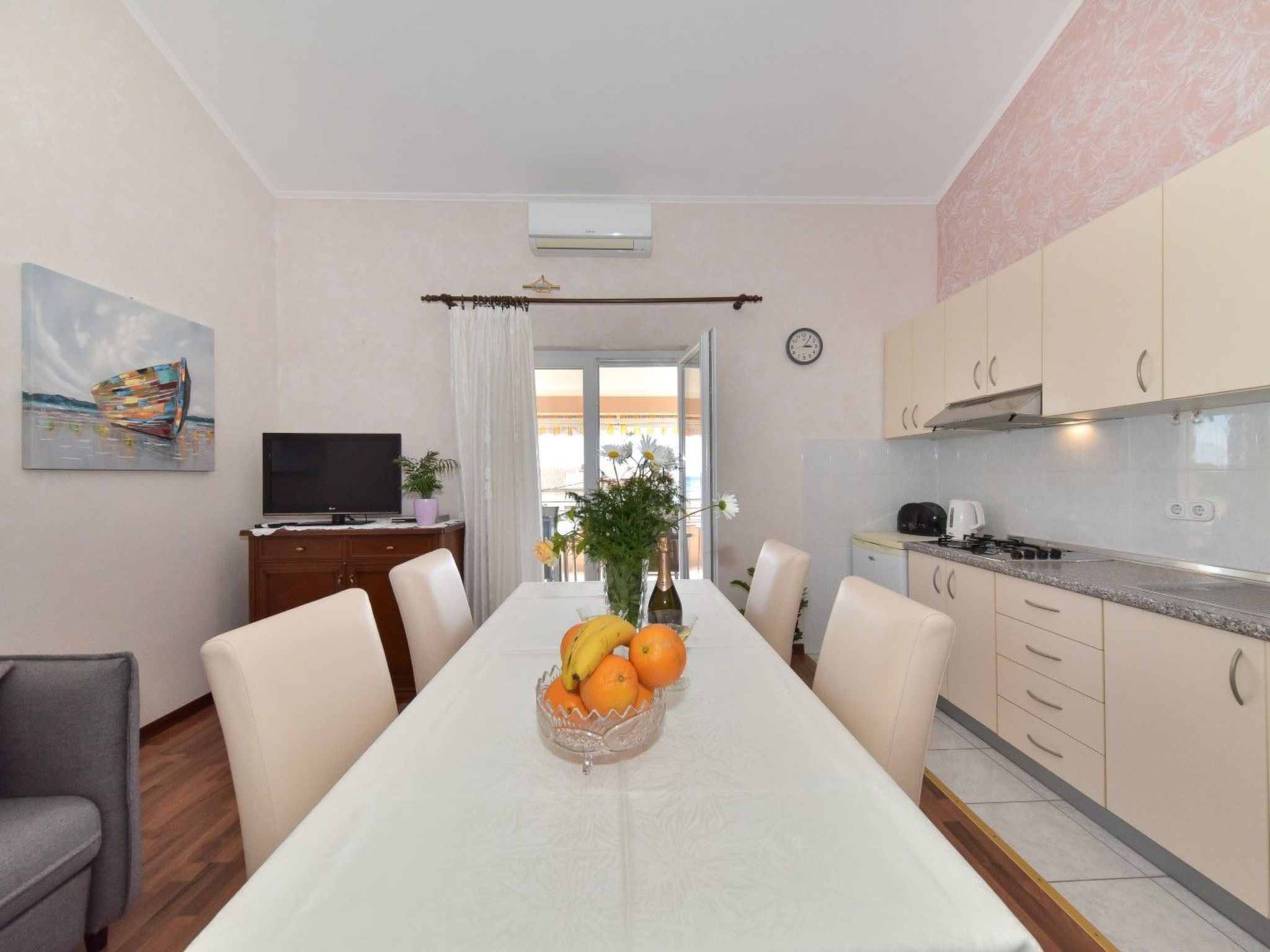 Wohnung mit Blick auf das Wasser-Drinnen