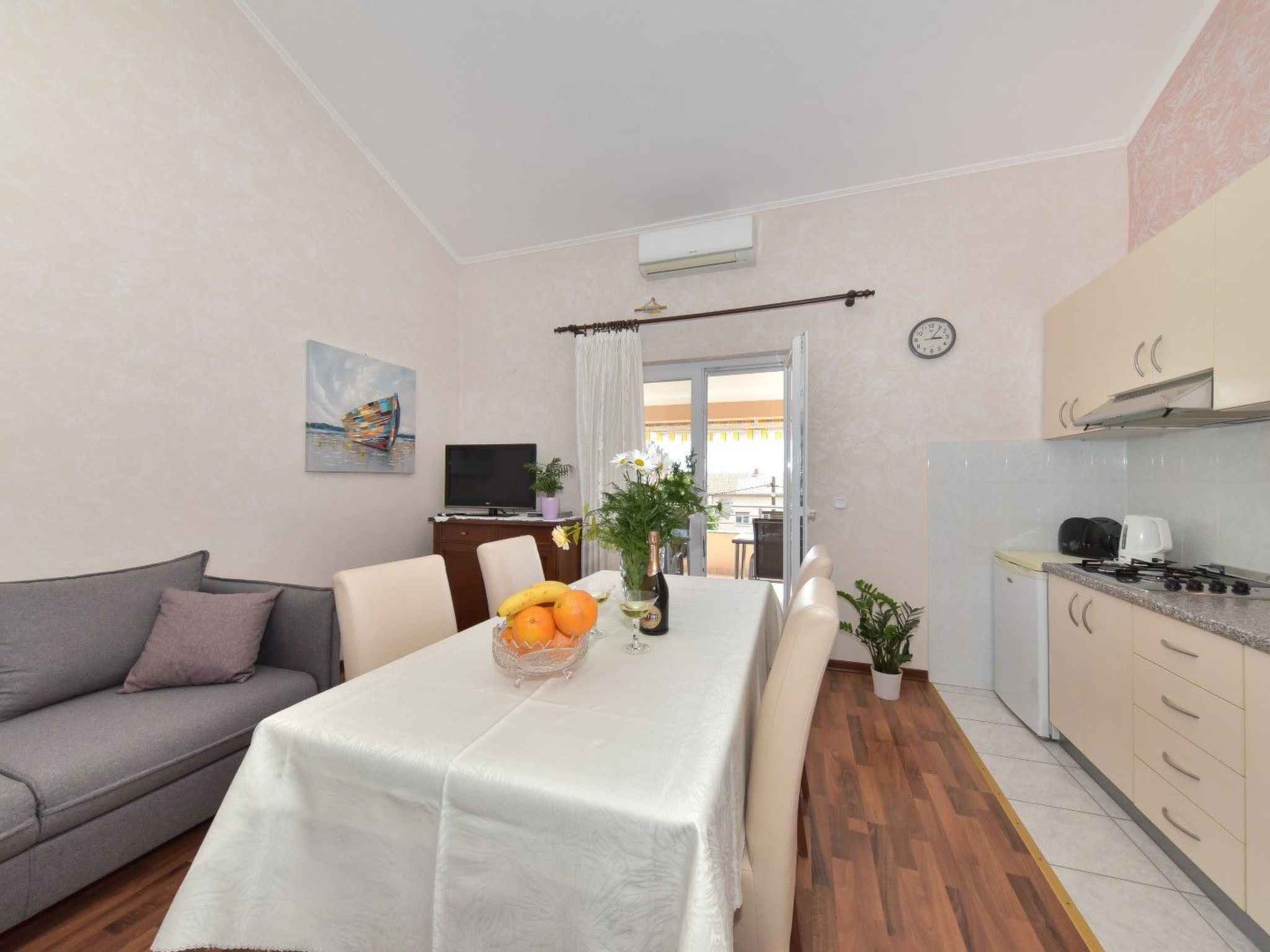 Wohnung mit Blick auf das Wasser-Drinnen