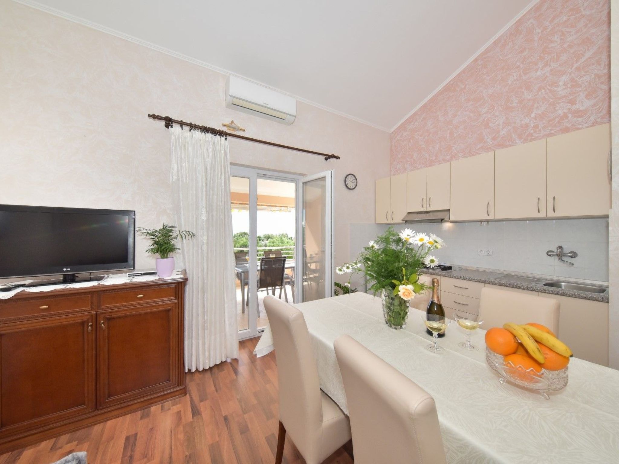 Wohnung mit Blick auf das Wasser-Drinnen