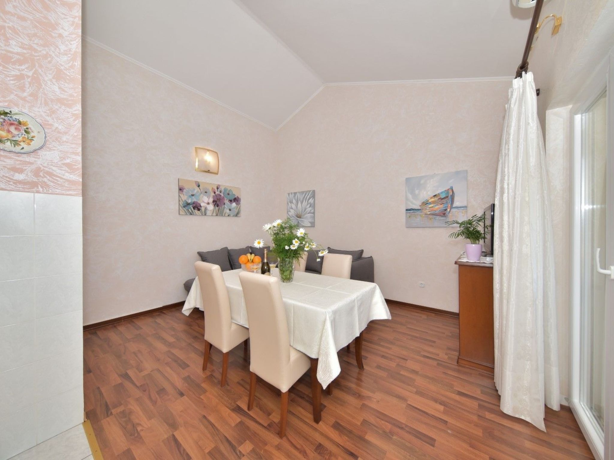 Wohnung mit Blick auf das Wasser-Drinnen