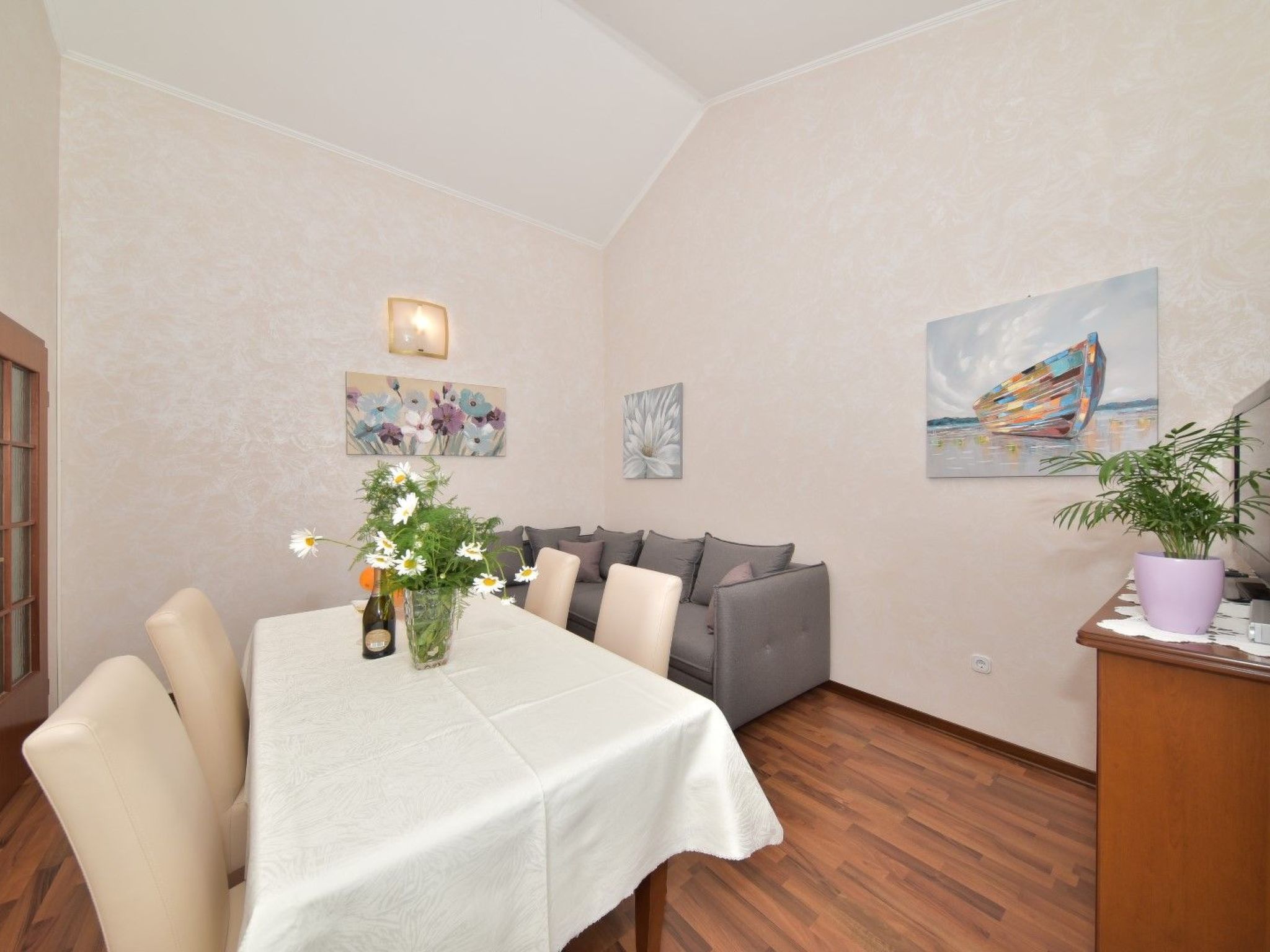 Wohnung mit Blick auf das Wasser-Image-tags.info