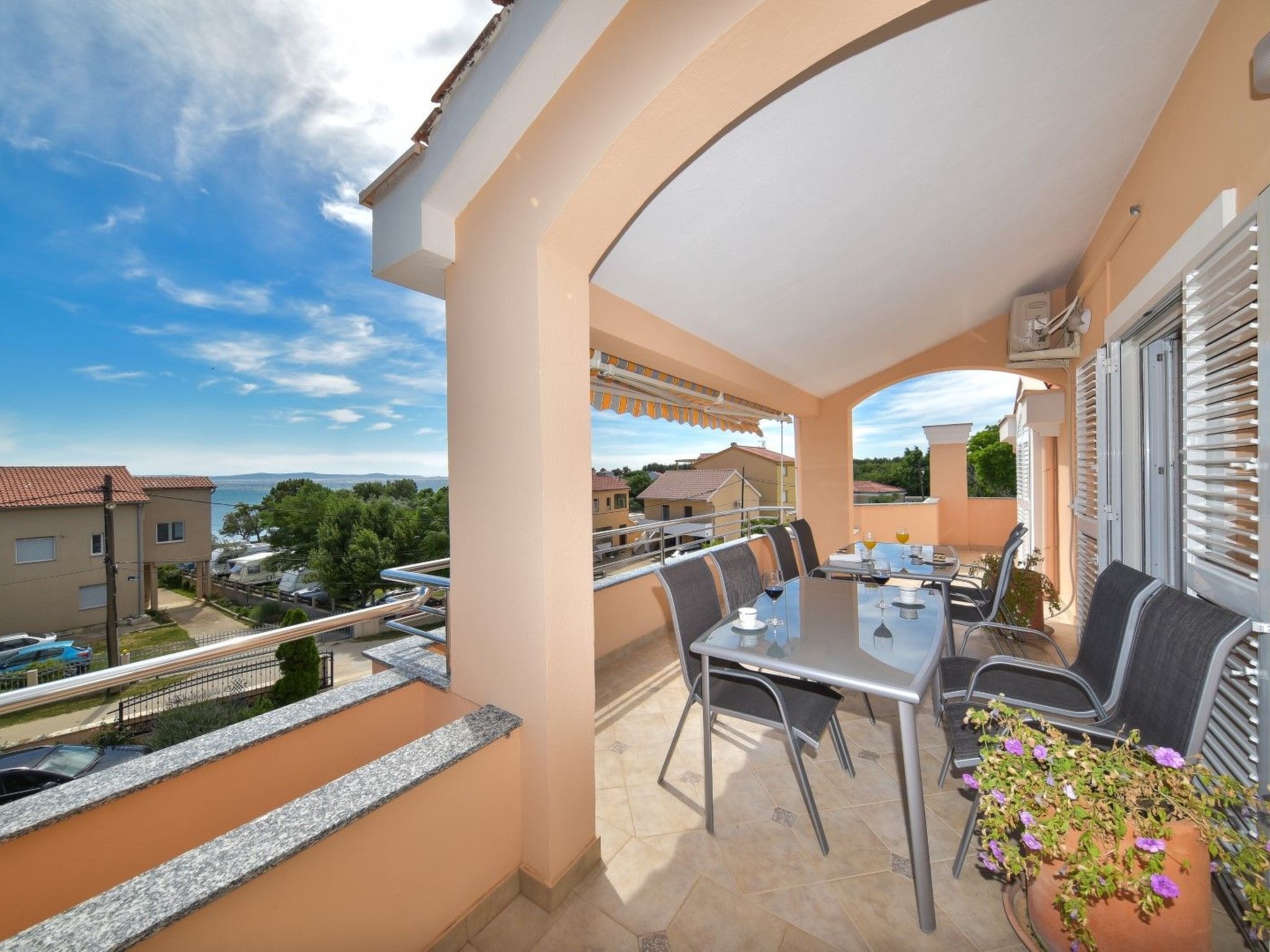 Wohnung mit Blick auf das Wasser-Image-tags.info