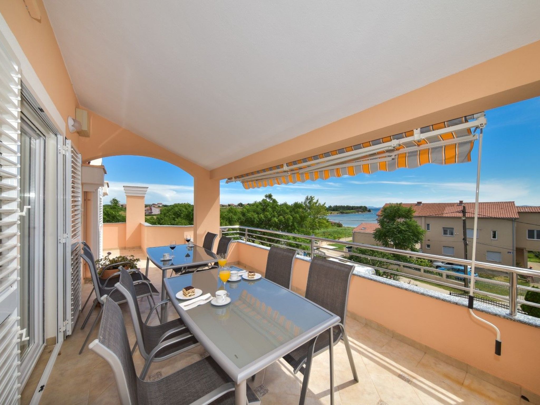 Wohnung mit Blick auf das Wasser-Image-tags.info