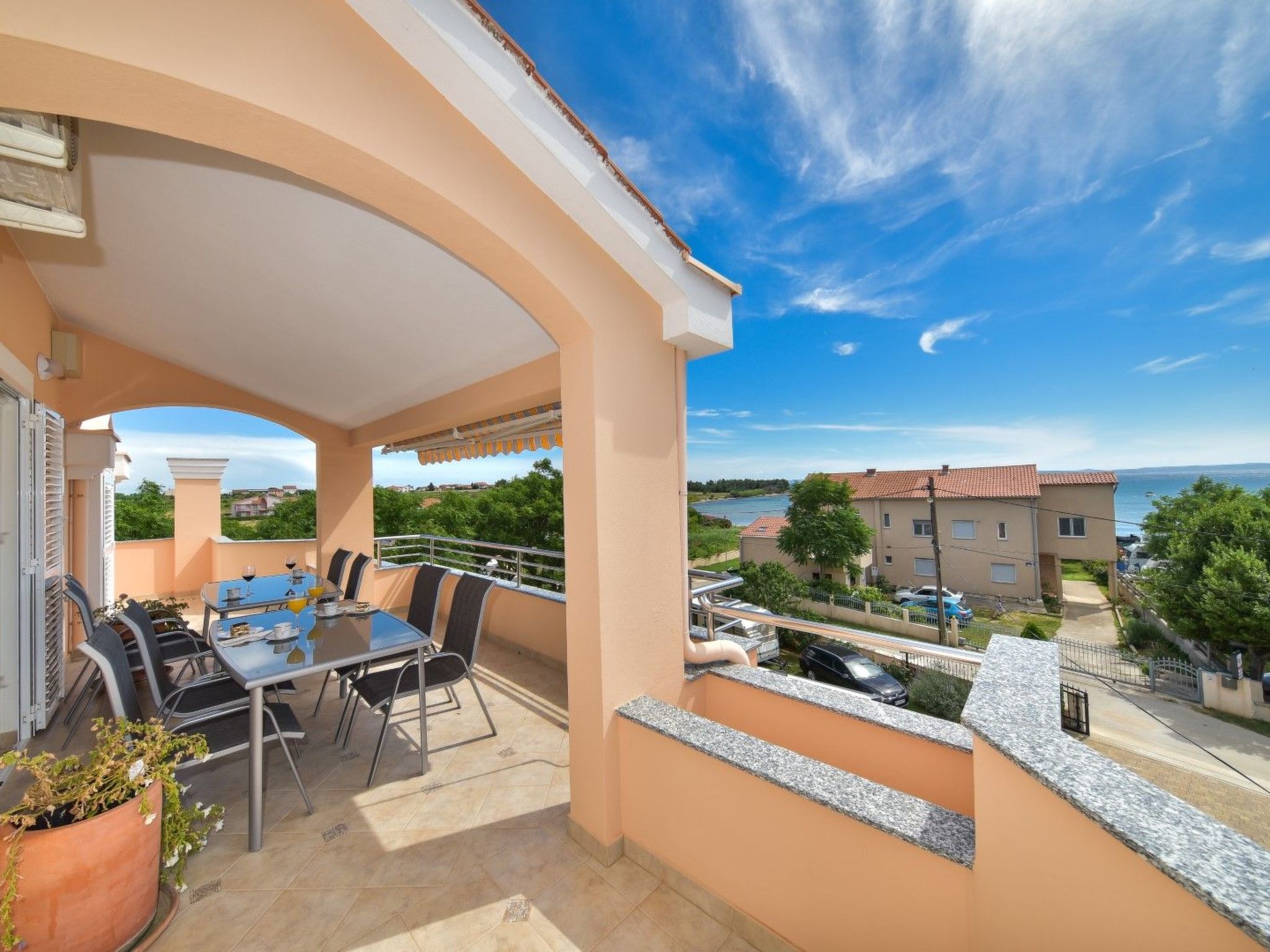 Wohnung mit Blick auf das Wasser-Image-tags.info