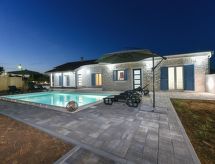 Villa mit Garten, Grill und Terrasse