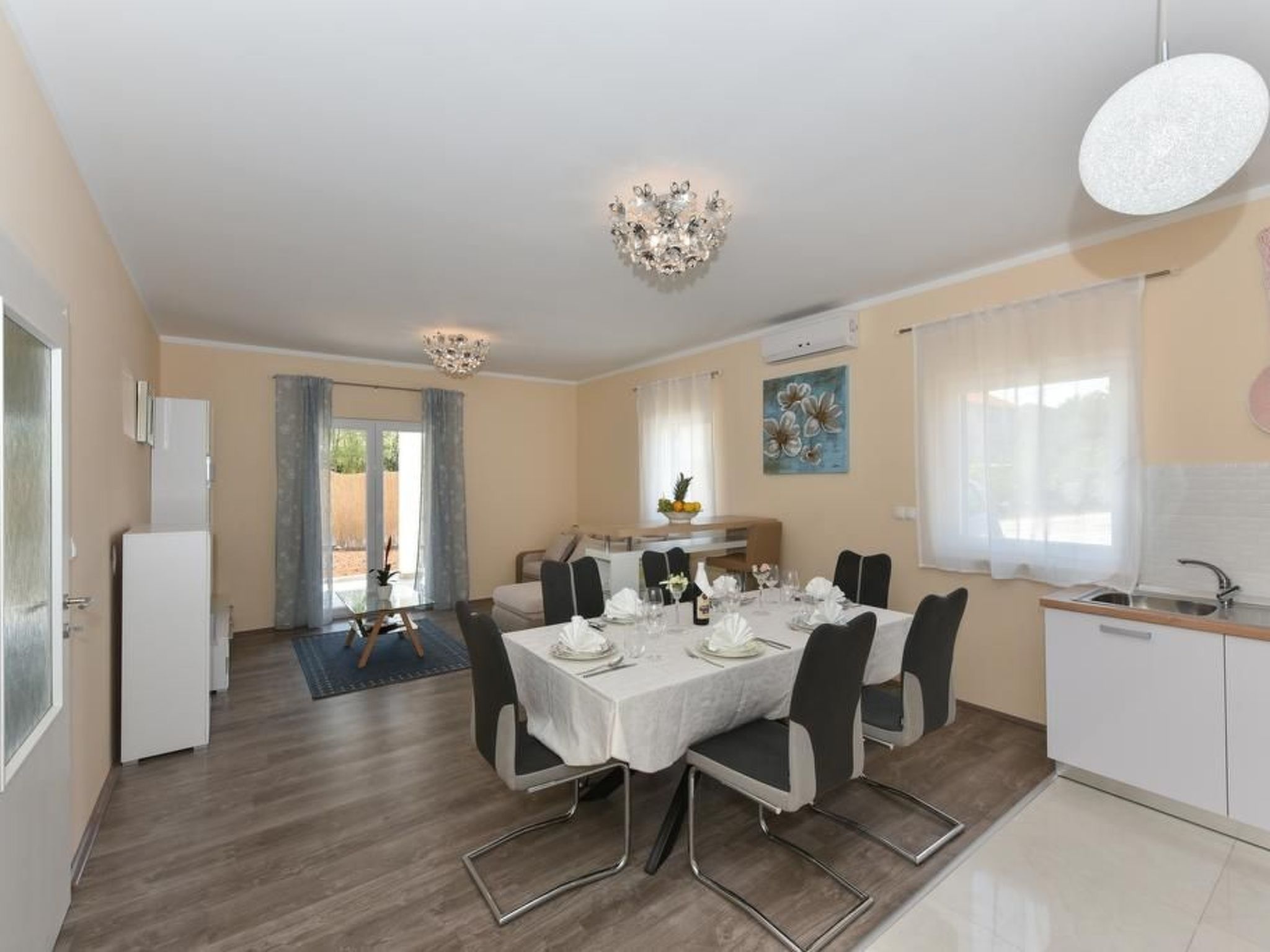 Villa mit Garten, Grill und Terrasse-Drinnen