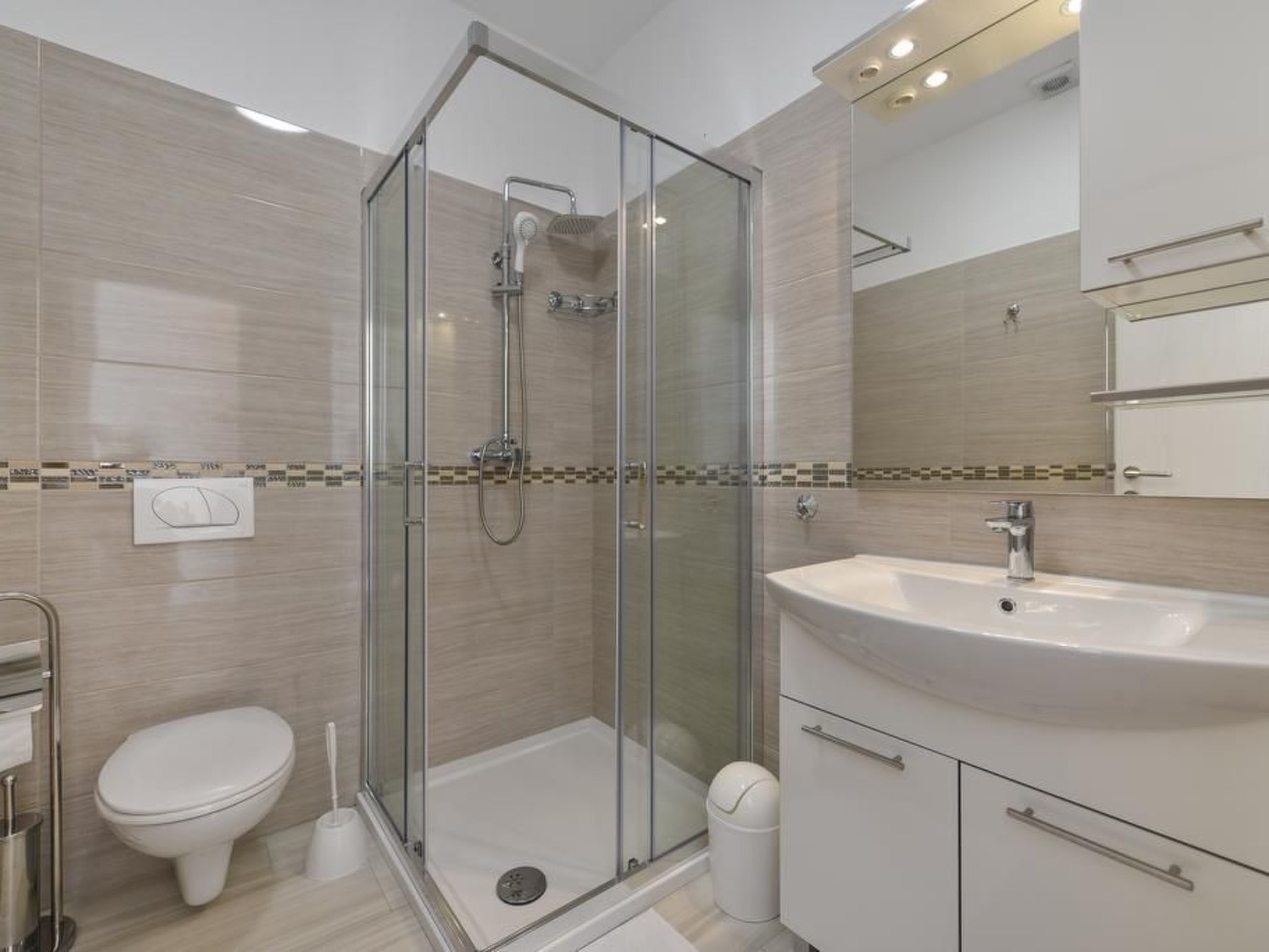 Villa mit Garten, Grill und Terrasse-Drinnen