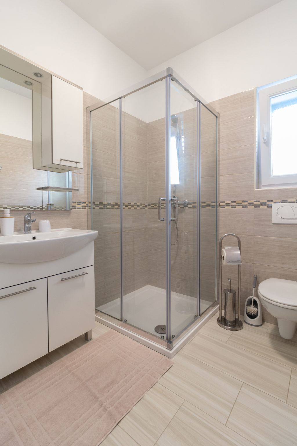 Villa mit Garten, Grill und Terrasse-Drinnen