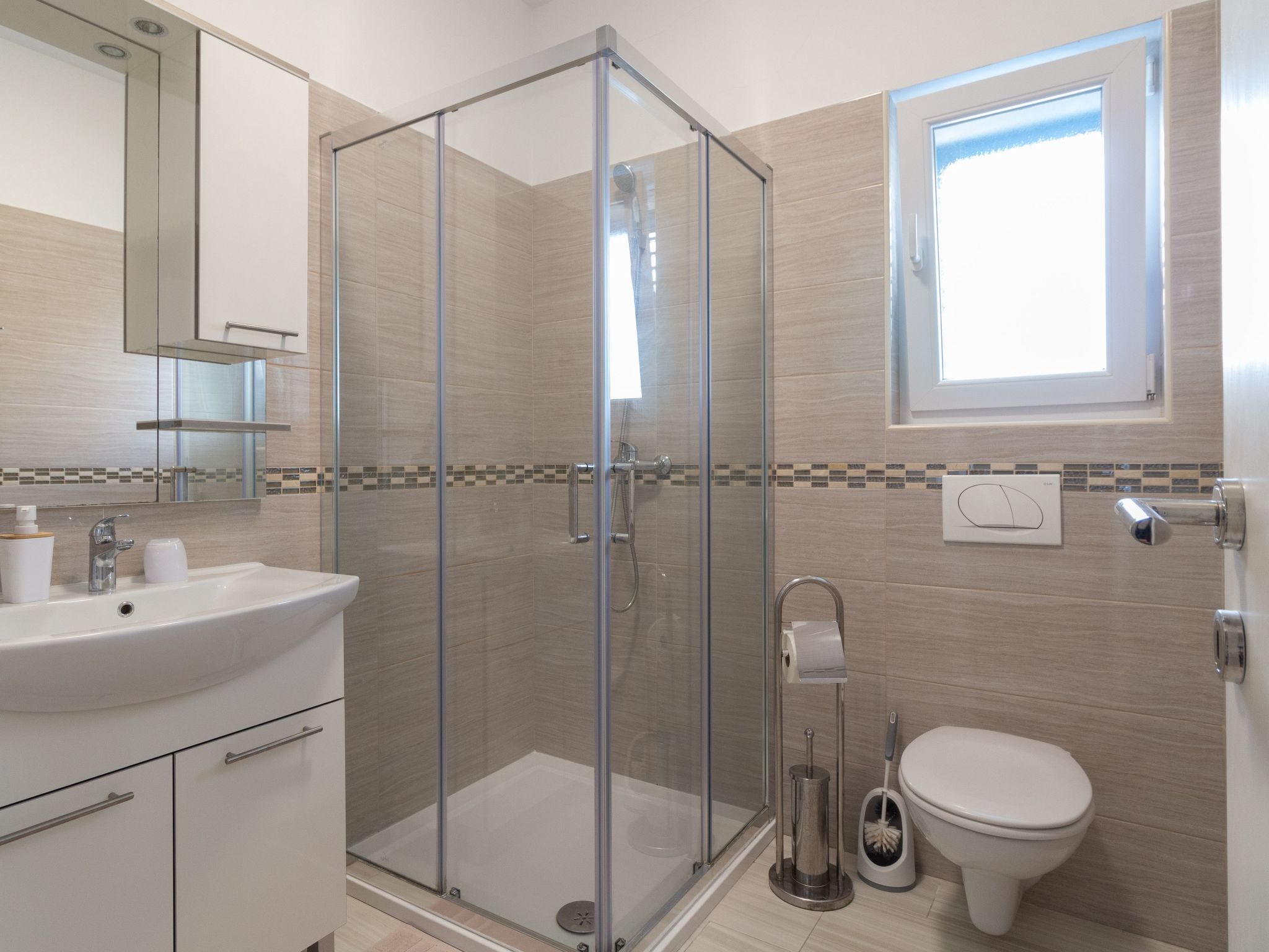 Villa mit Garten, Grill und Terrasse-Drinnen