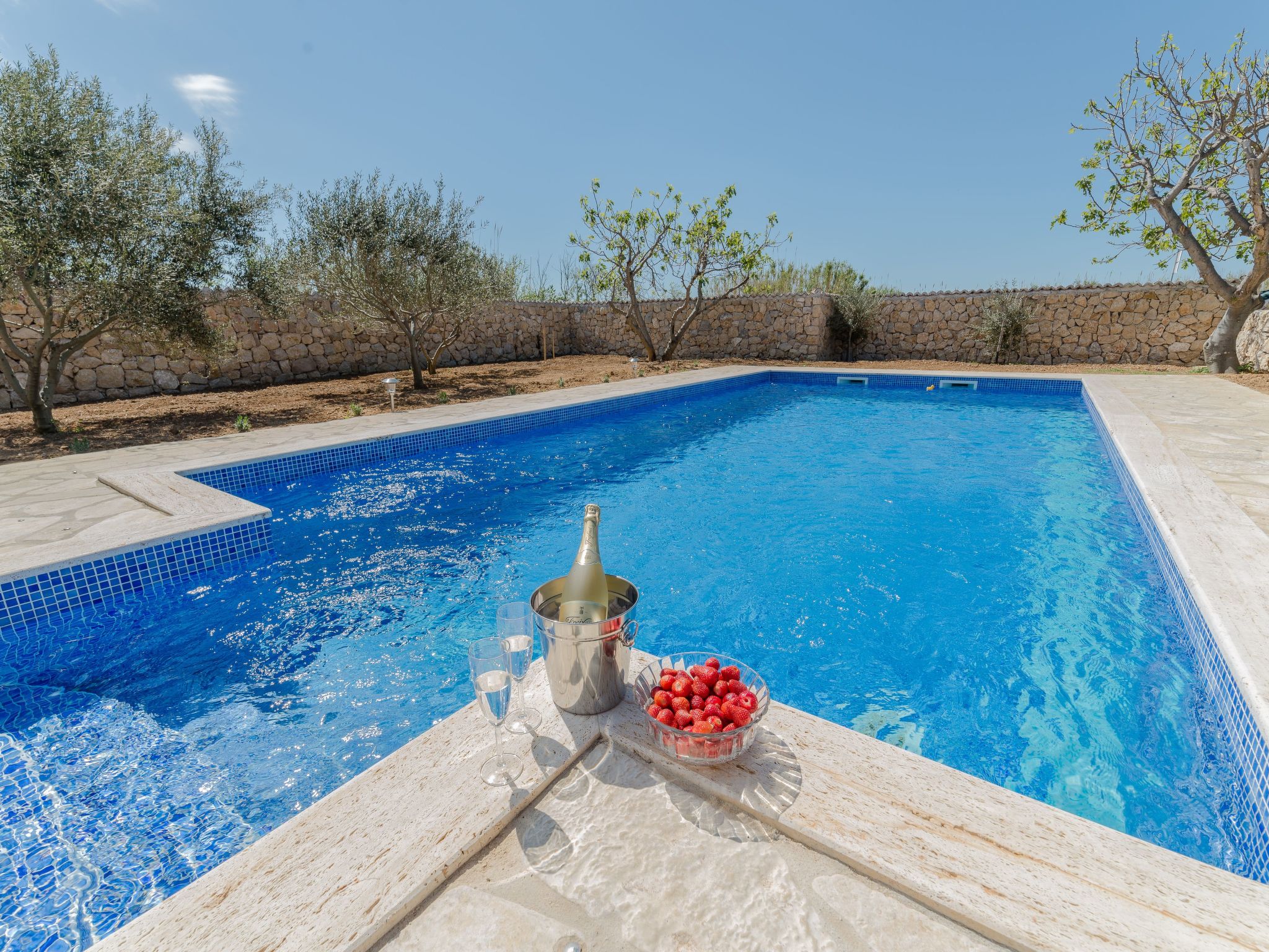 "Lipa" mit Schwimmbad-Image-tags.info